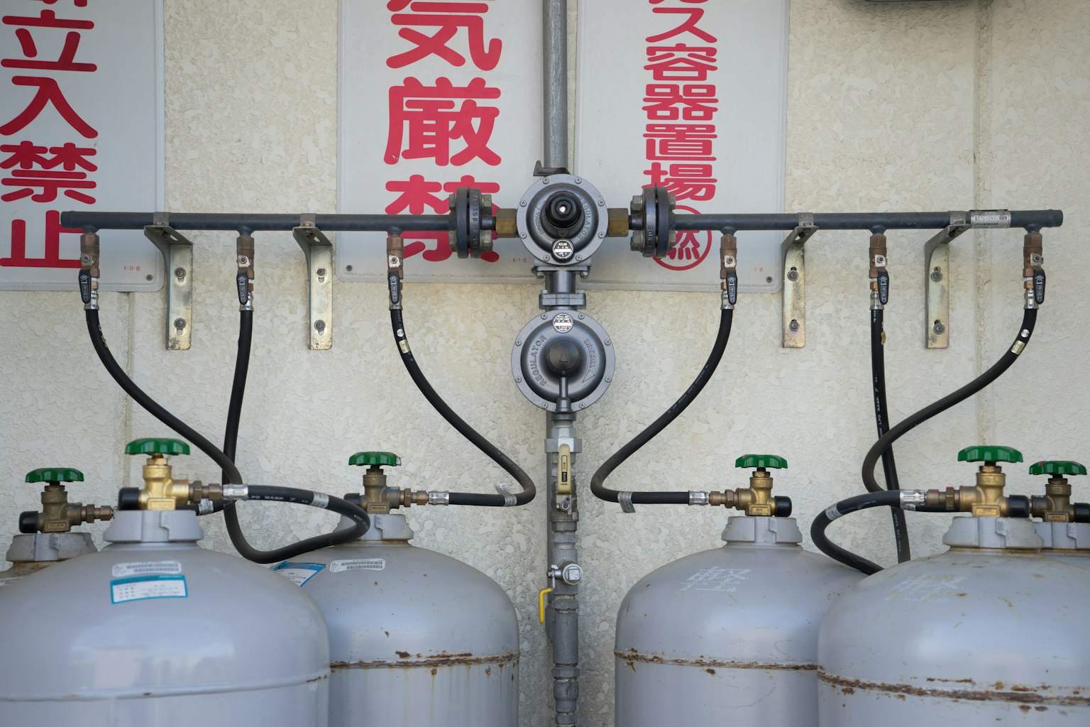 工業設置，配有氣體氣瓶和管道