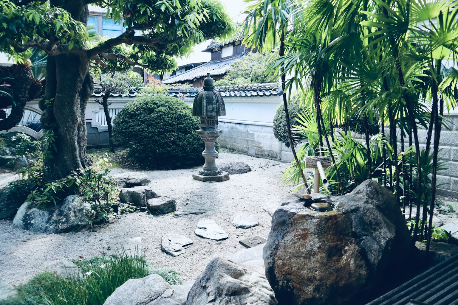 Scène de jardin japonais tranquille avec une lanterne en pierre et une verdure luxuriante