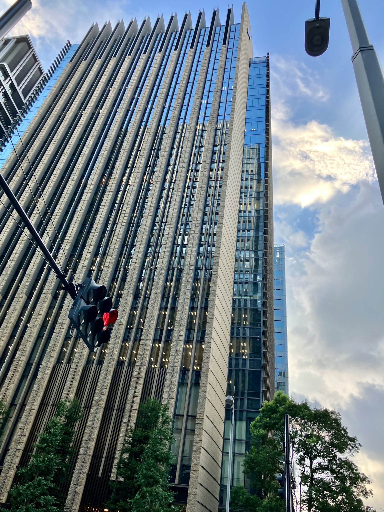 Image of a modern skyscraper with a traffic light