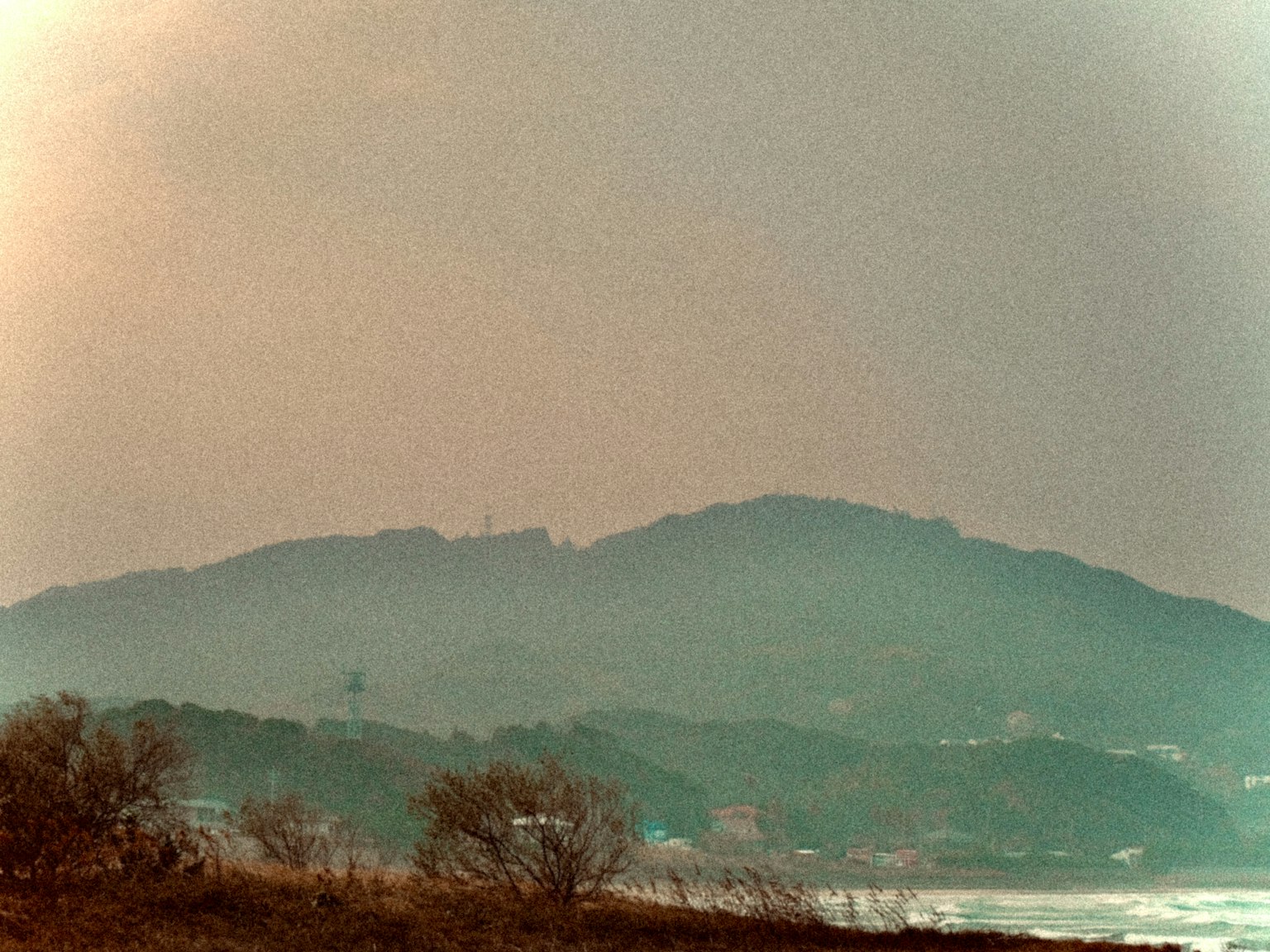 霧氣瀰漫的山脈和海岸風景