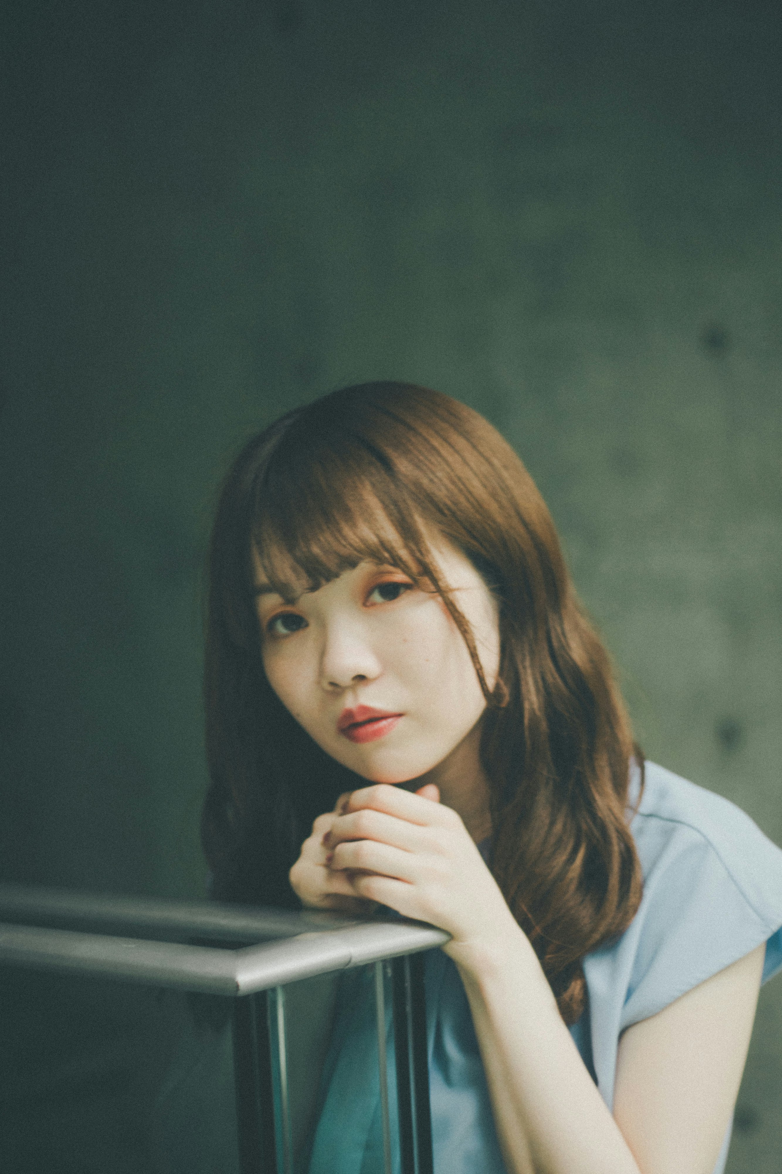 手すりにもたれた女性のポートレート