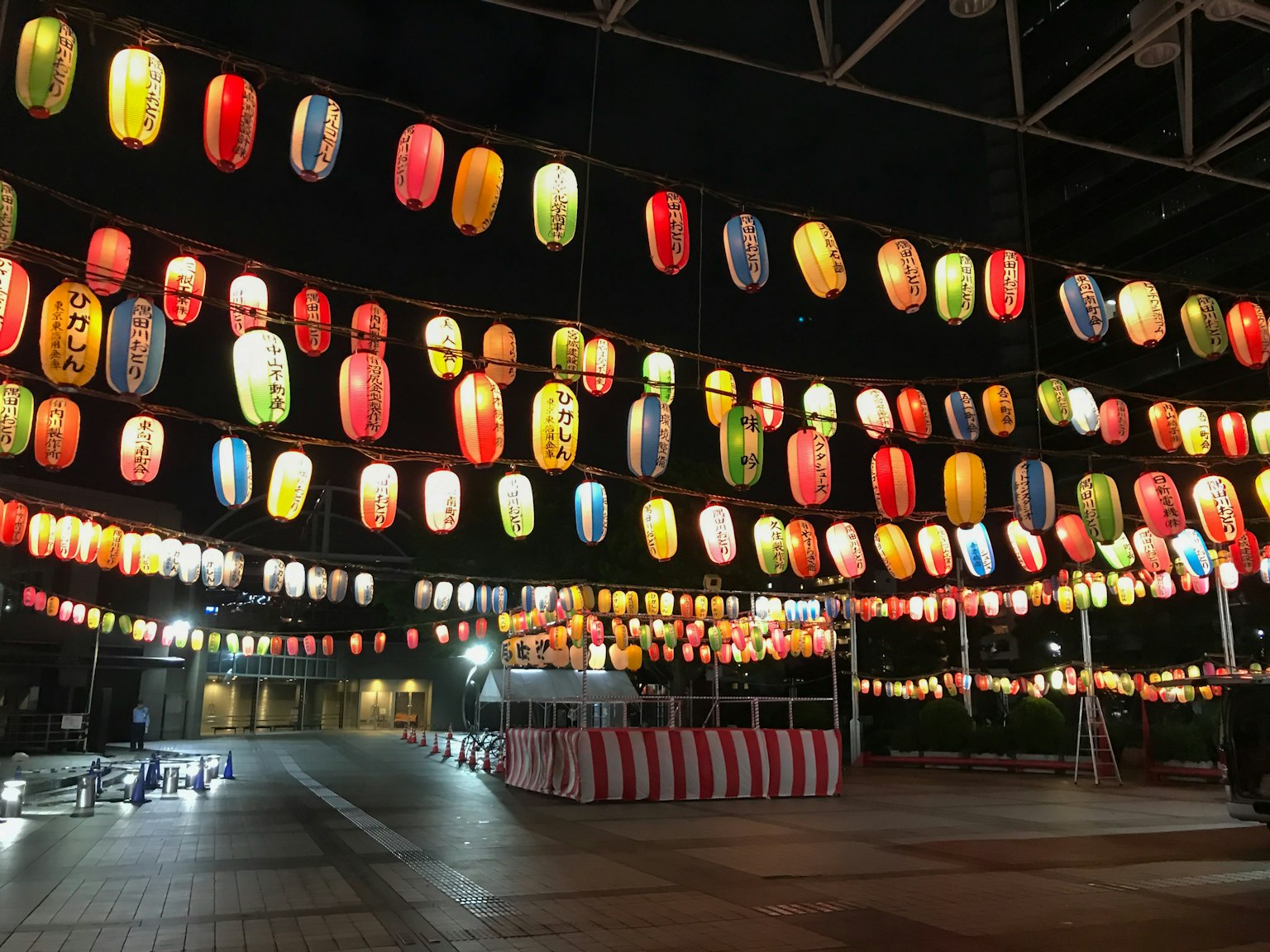 Lampion berwarna-warni tergantung di langit malam di lokasi festival