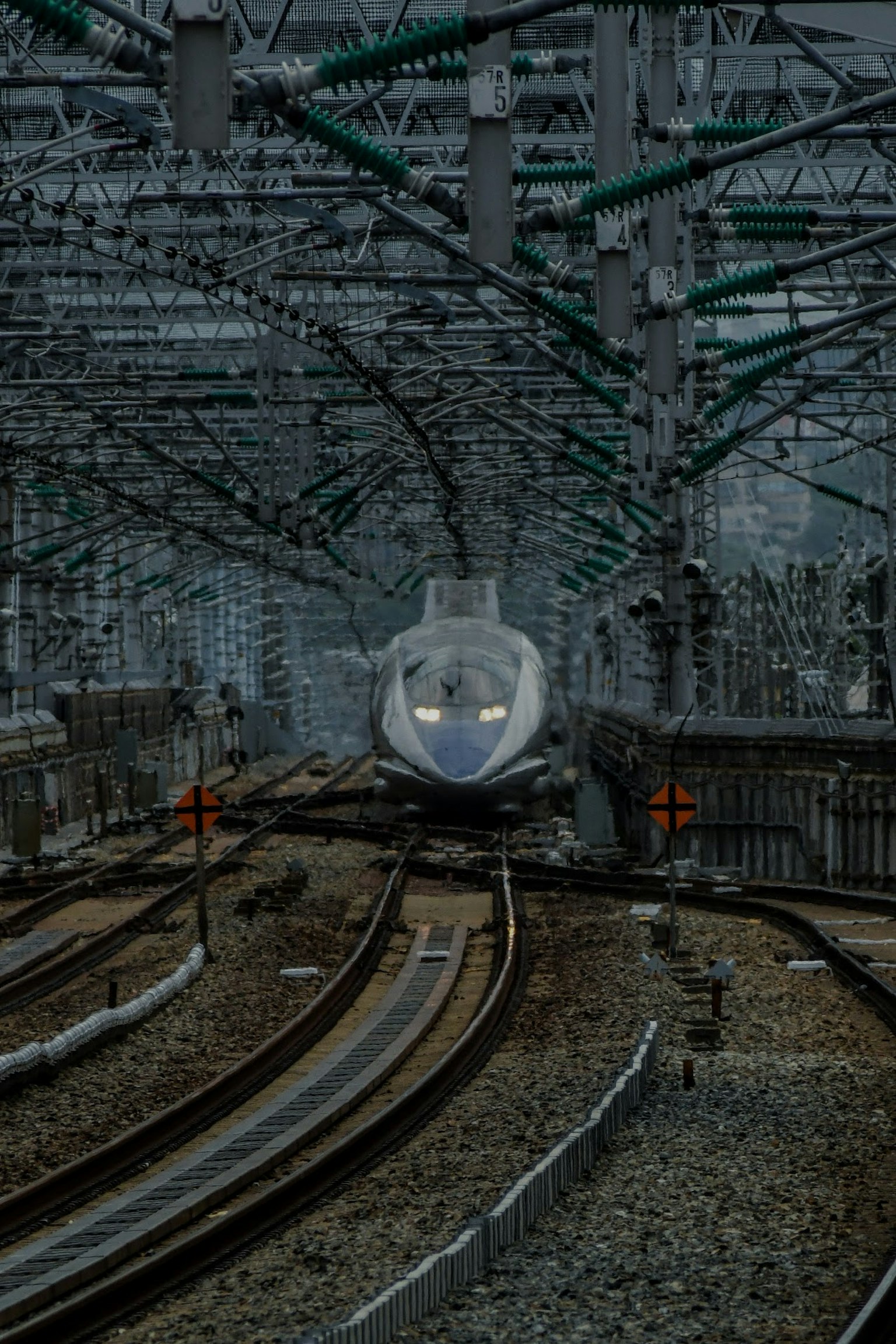 在鐵路結構下接近的新幹線火車