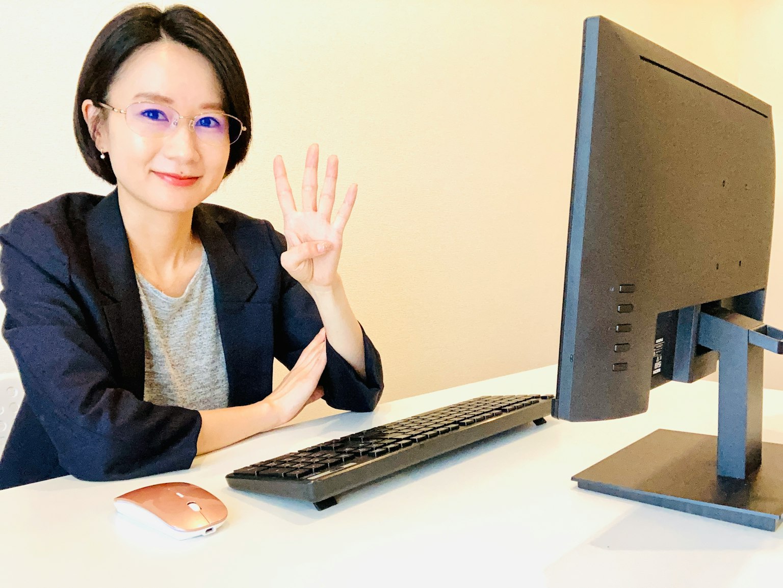 밝은 배경의 현대적인 사무실 환경에서 손을 흔드는 여성의 이미지