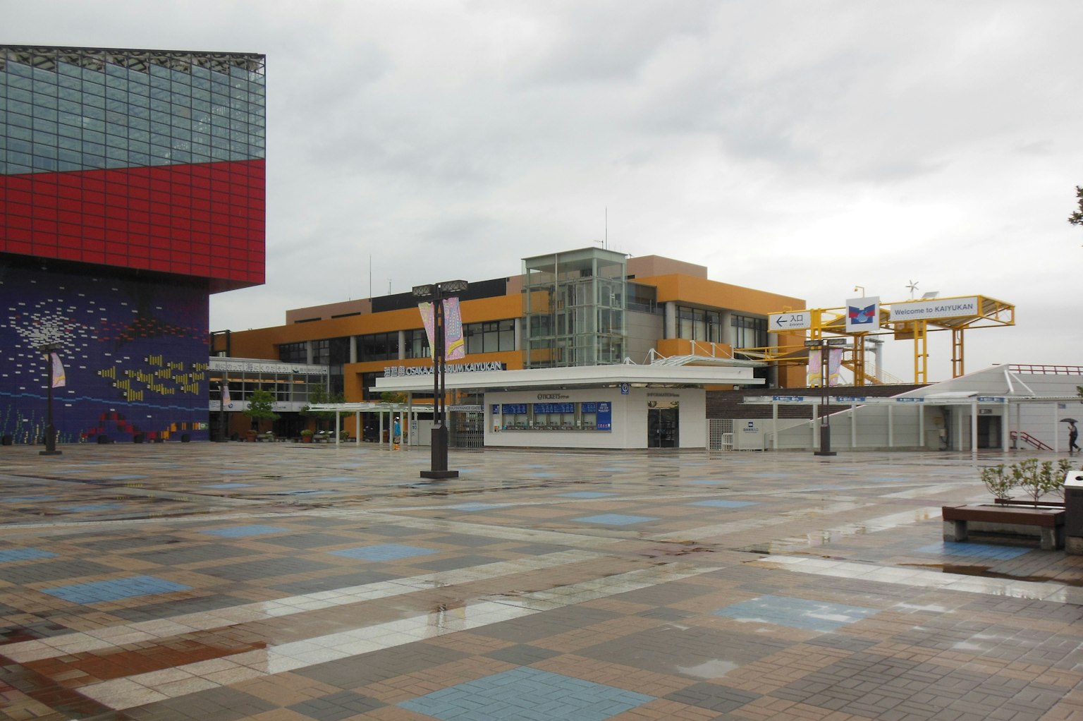 Edificios modernos y una plaza abierta con arquitectura colorida