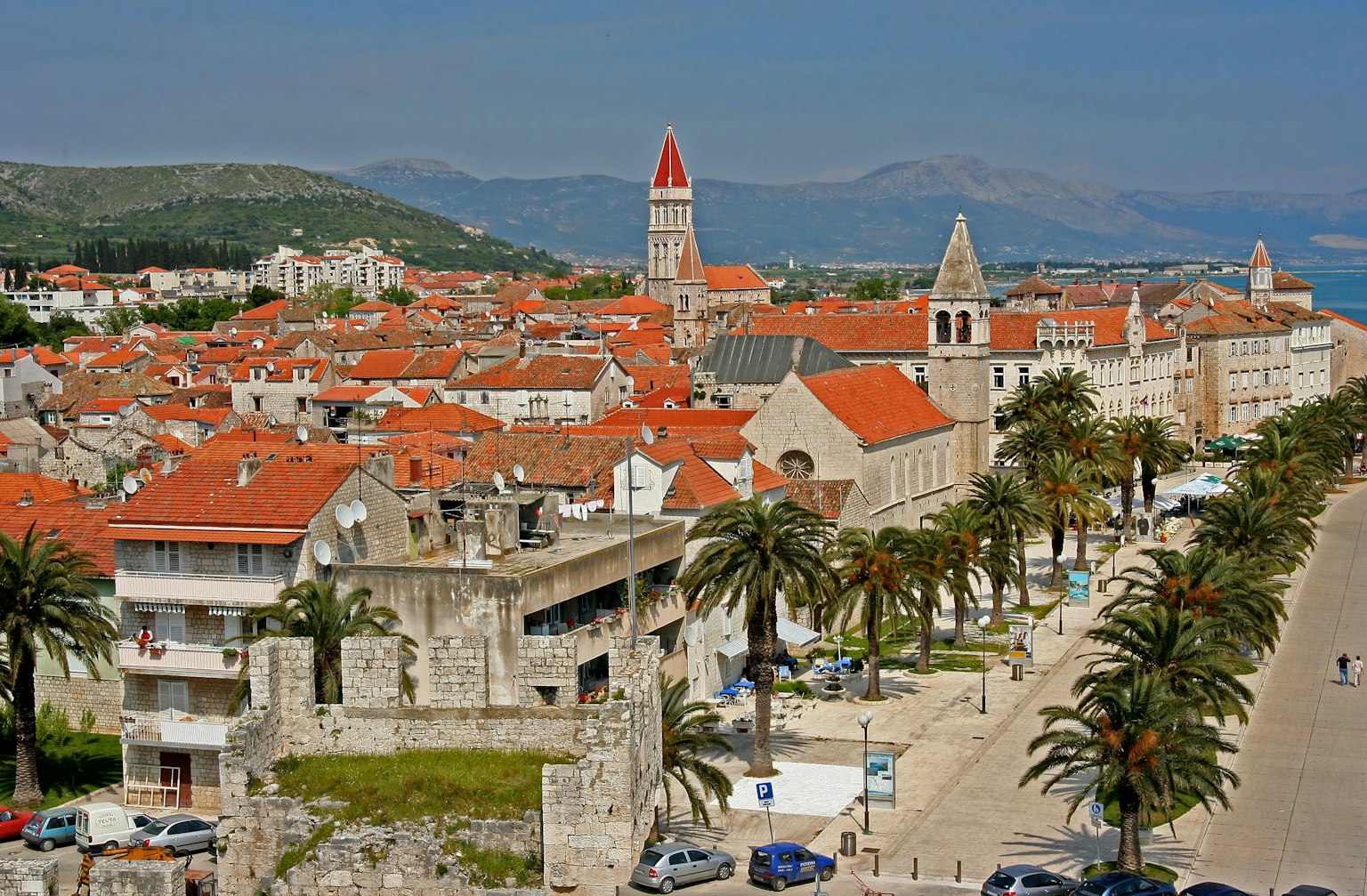 Küstenansicht von Trogir mit roten Dächern und historischer Architektur