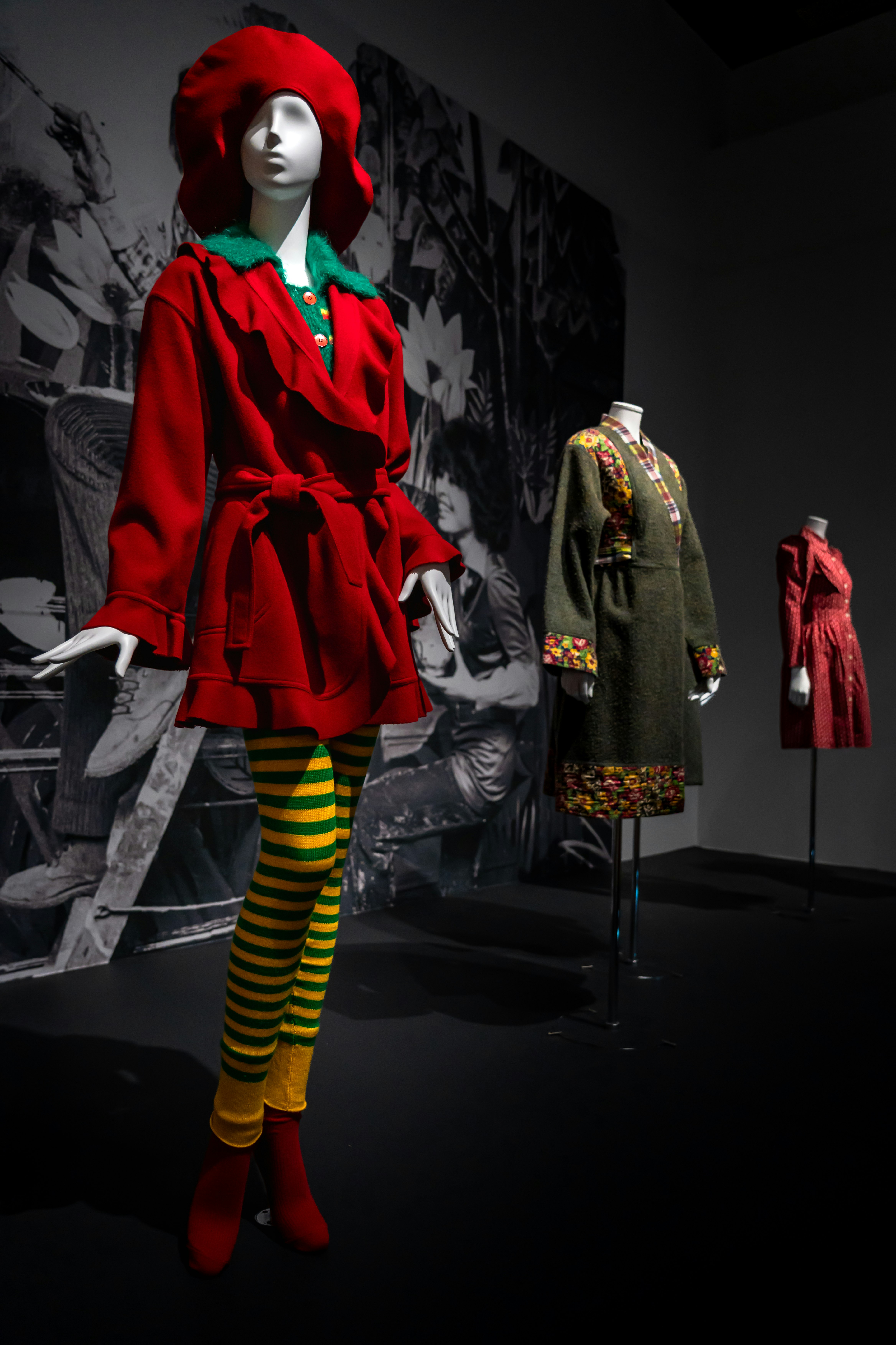 Vitrines de vêtements avec mannequins