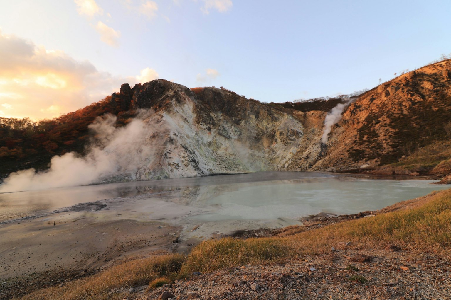 Pemandangan indah pegunungan dengan mata air panas yang mengepul