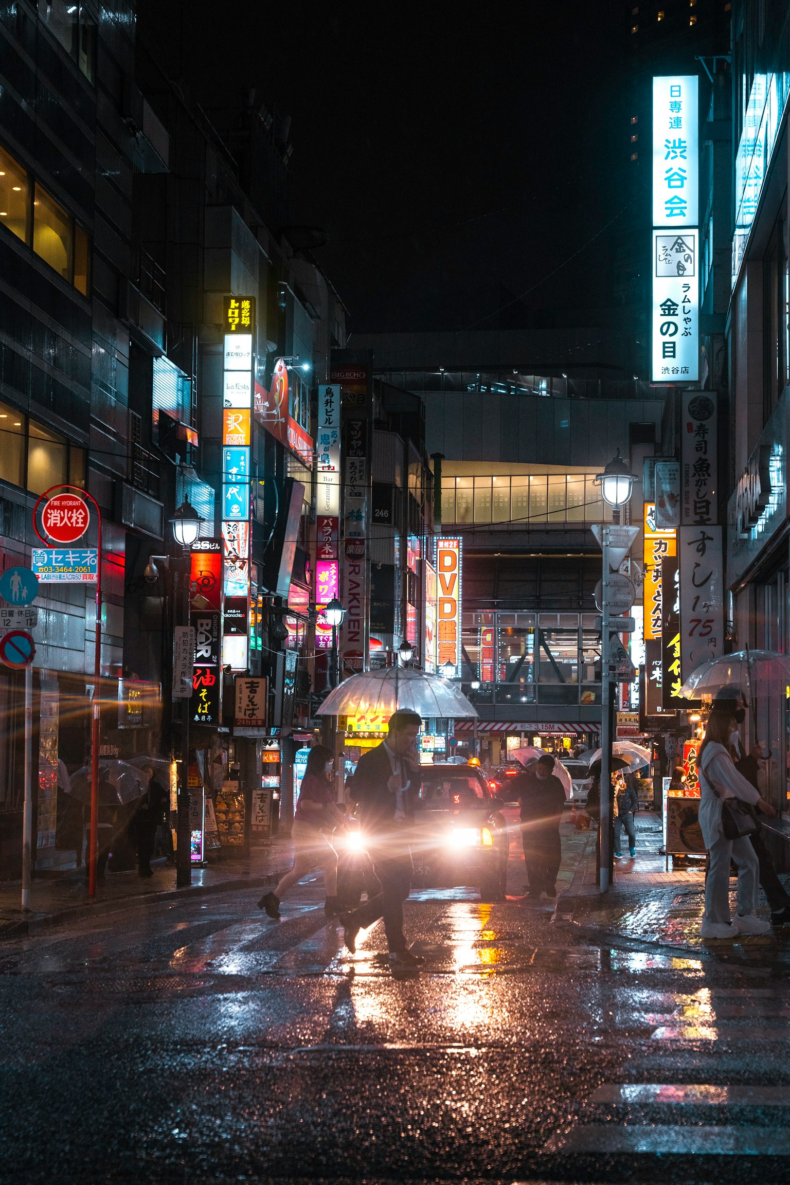 Strada di Tokyo illuminata da luci al neon brillanti di notte