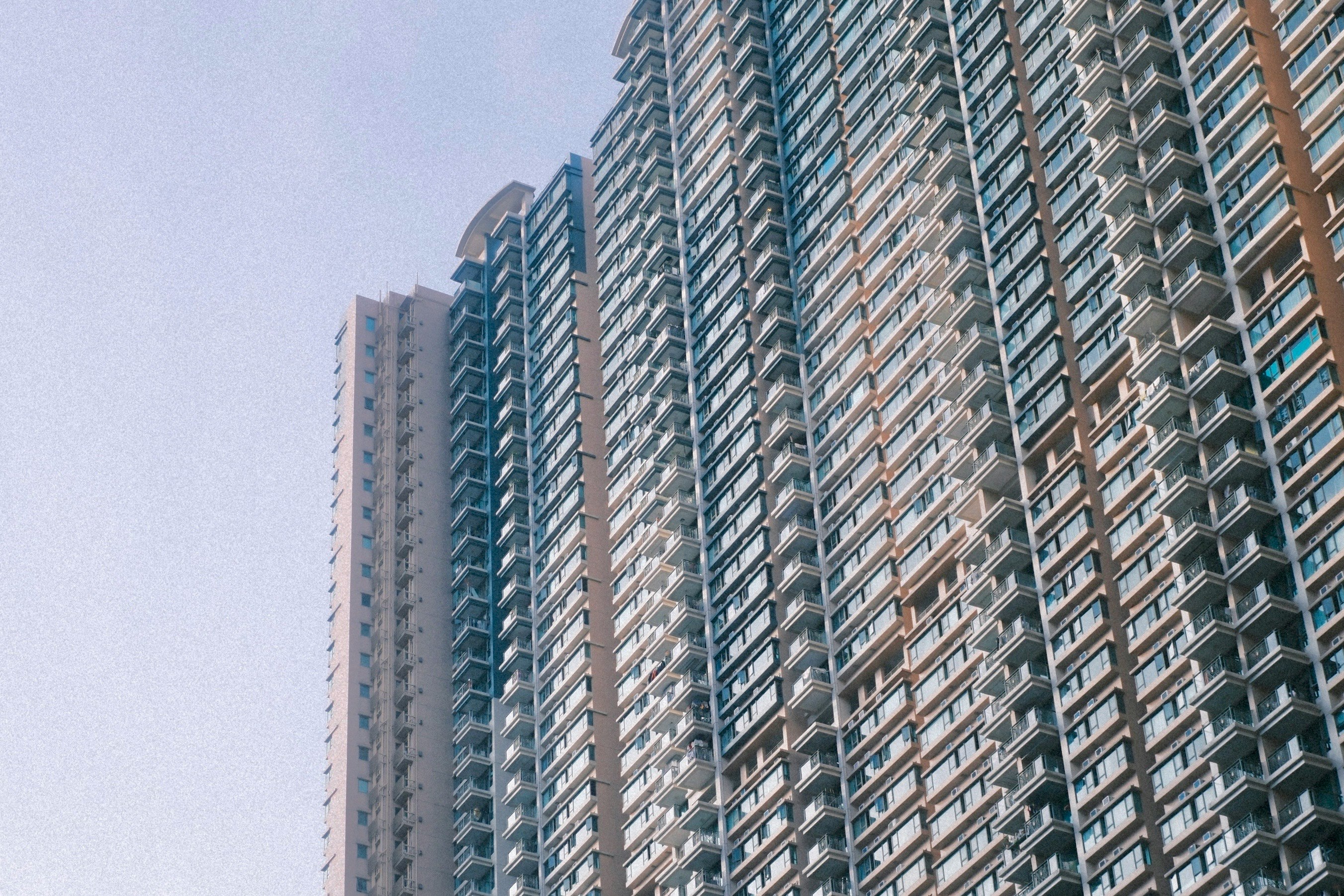 高層マンションが並ぶ都市の外観