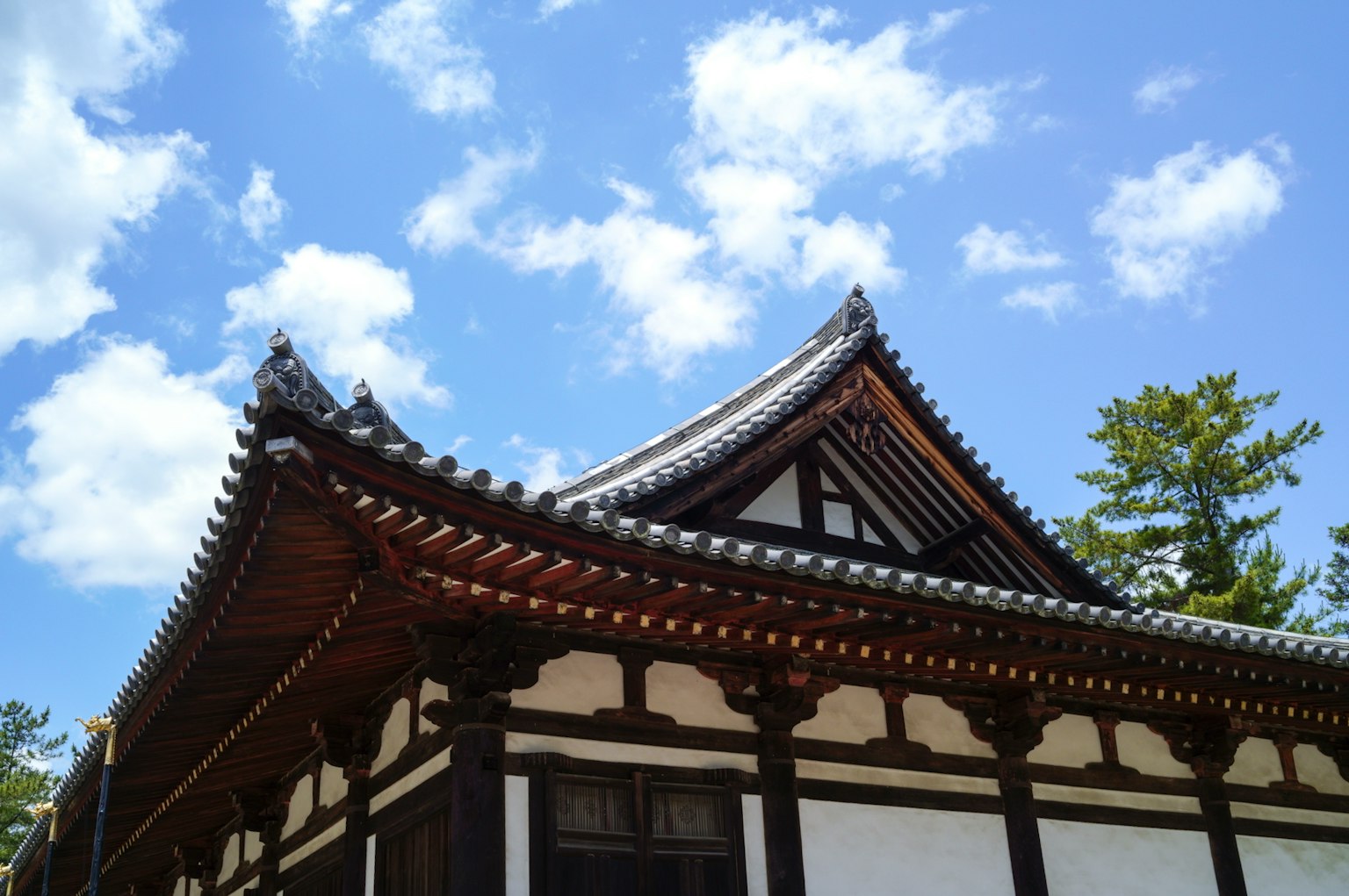 Arsitektur tradisional Jepang dengan atap melengkung di bawah langit biru