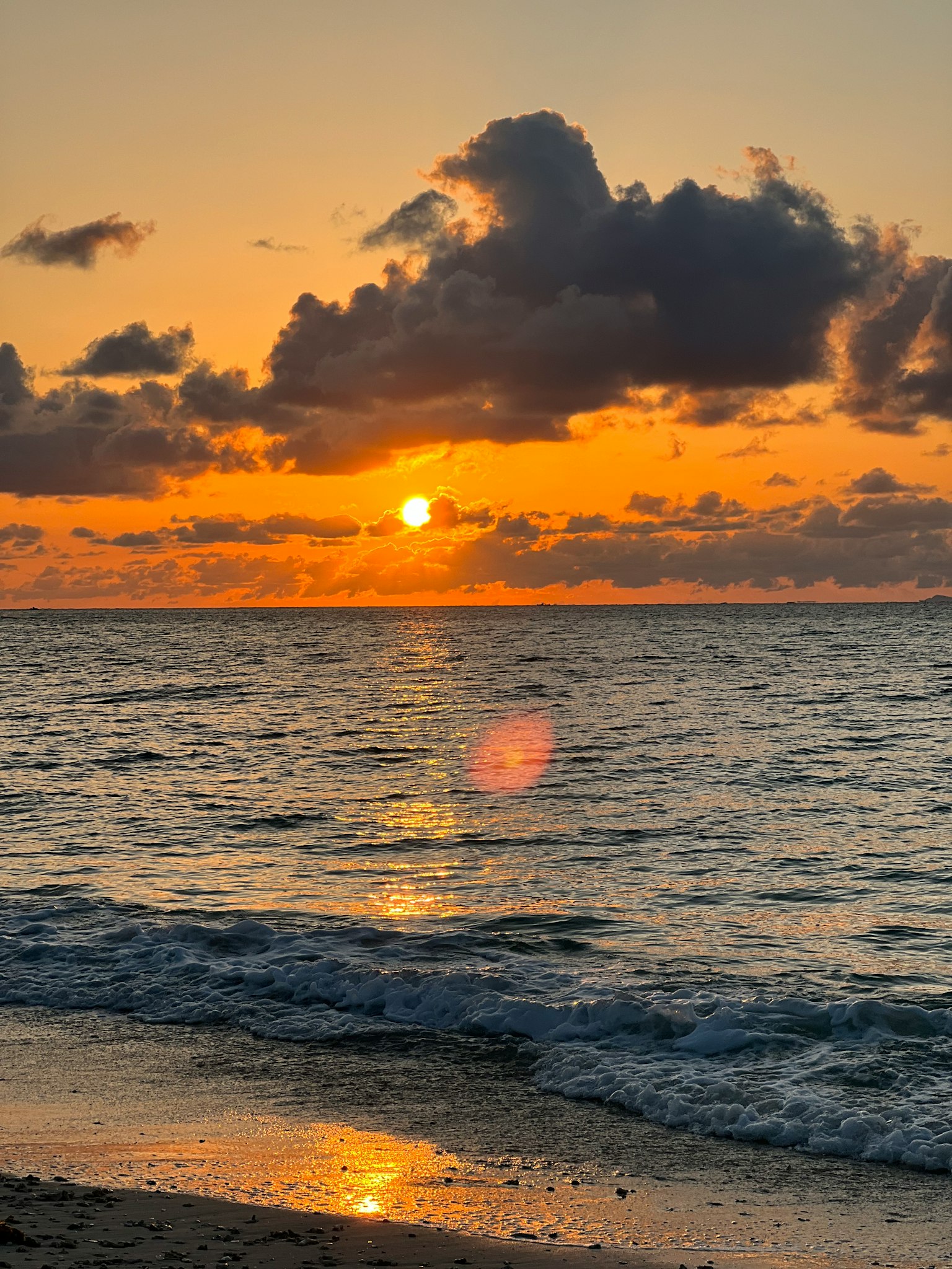 Paysage magnifique de la mer et du coucher de soleil