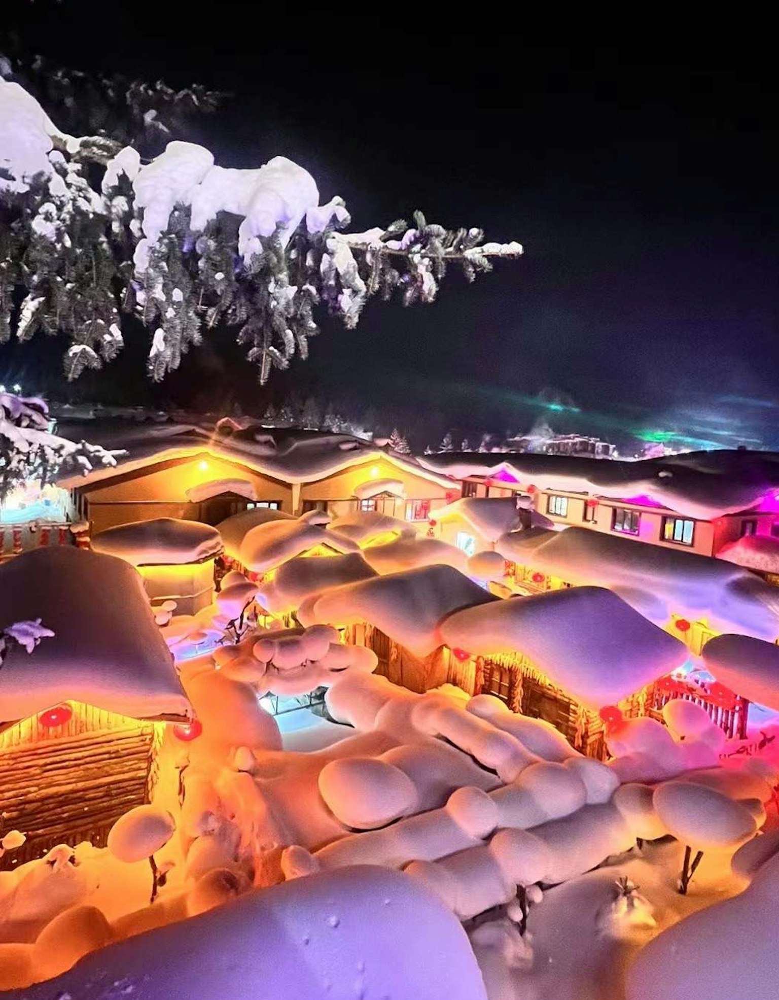 被雪覆蓋的夜景 溫暖燈光照亮的建築和游泳池