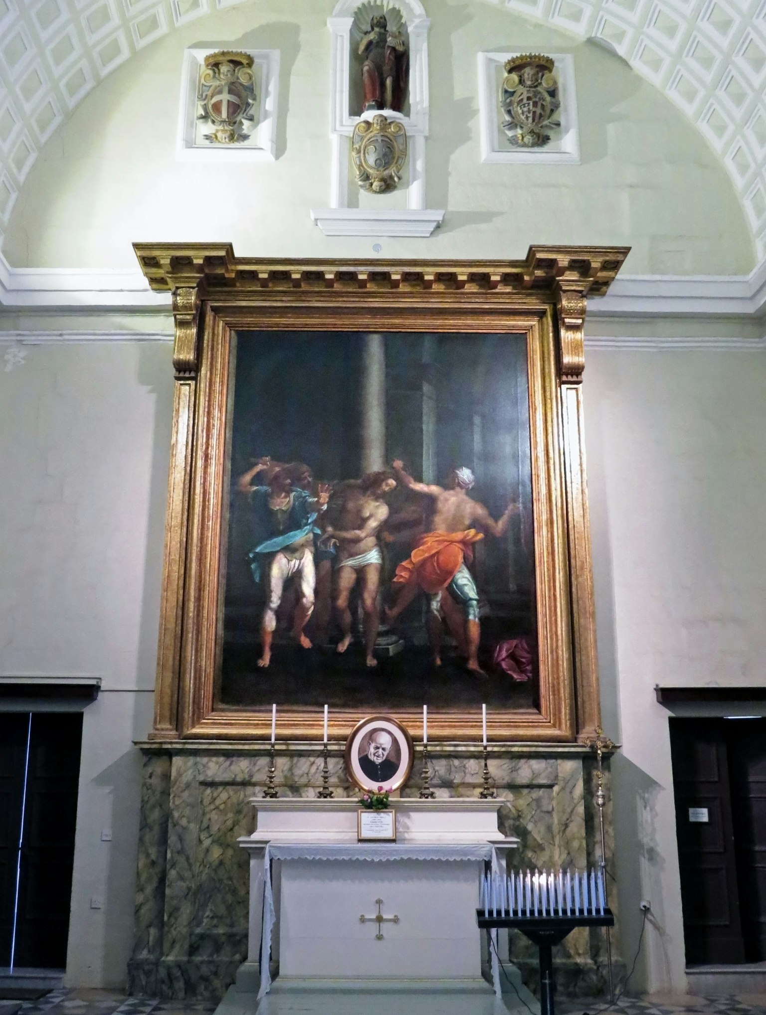Gran pintura en el interior de una iglesia que representa a tres figuras bailando