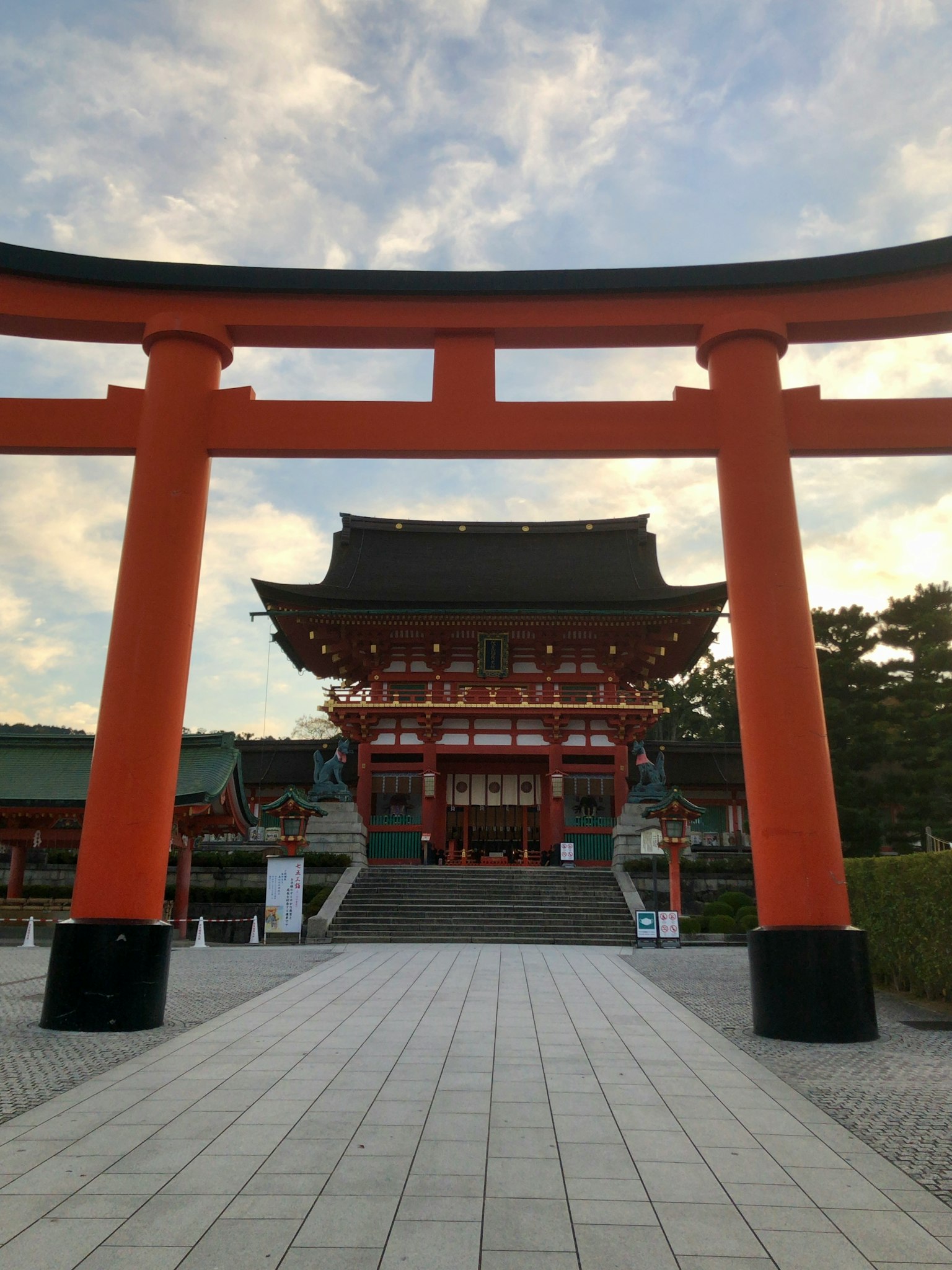 Portail torii rouge avec architecture de sanctuaire traditionnel