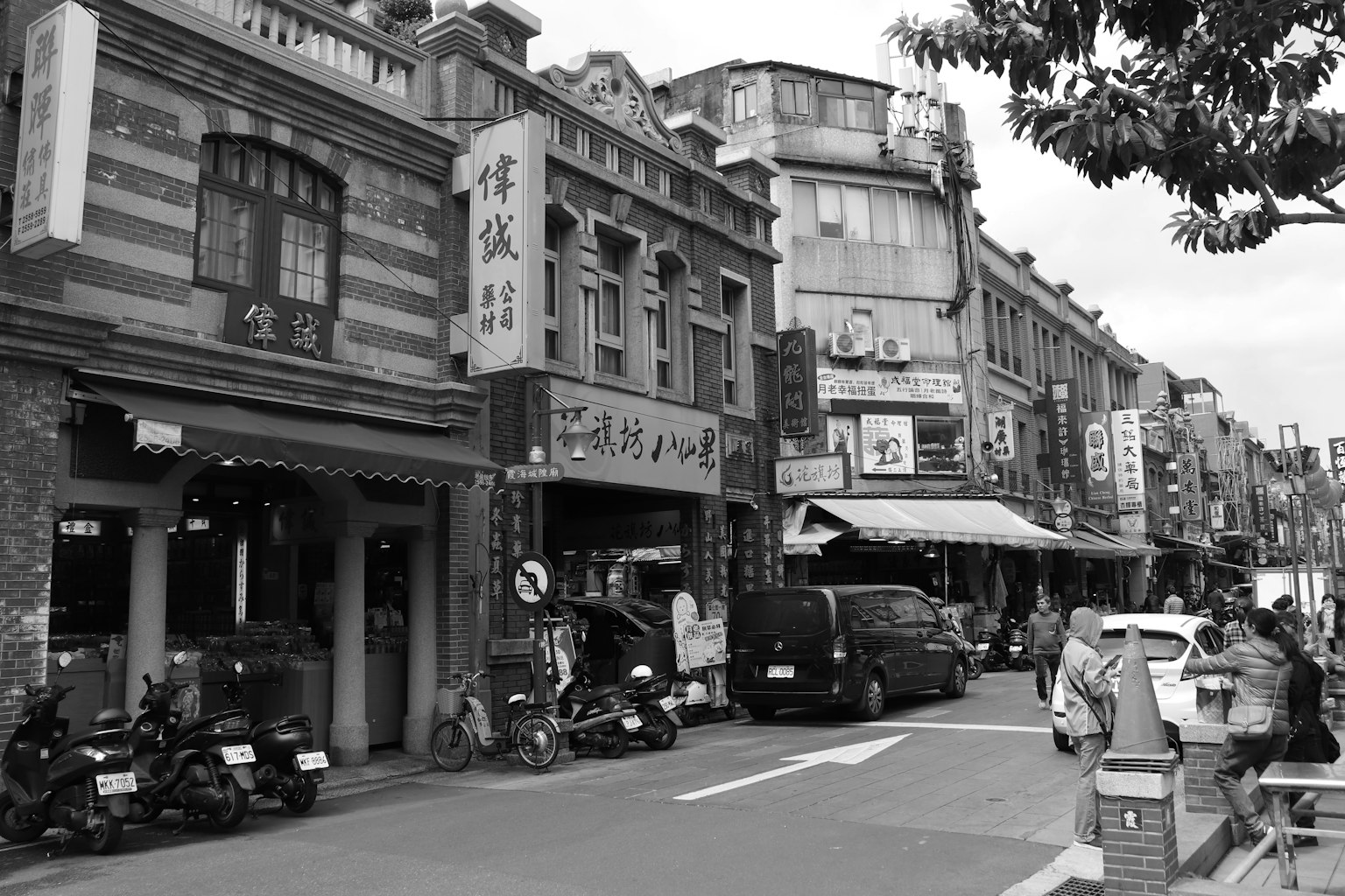 黑白街景，展示复古建筑和现代车辆