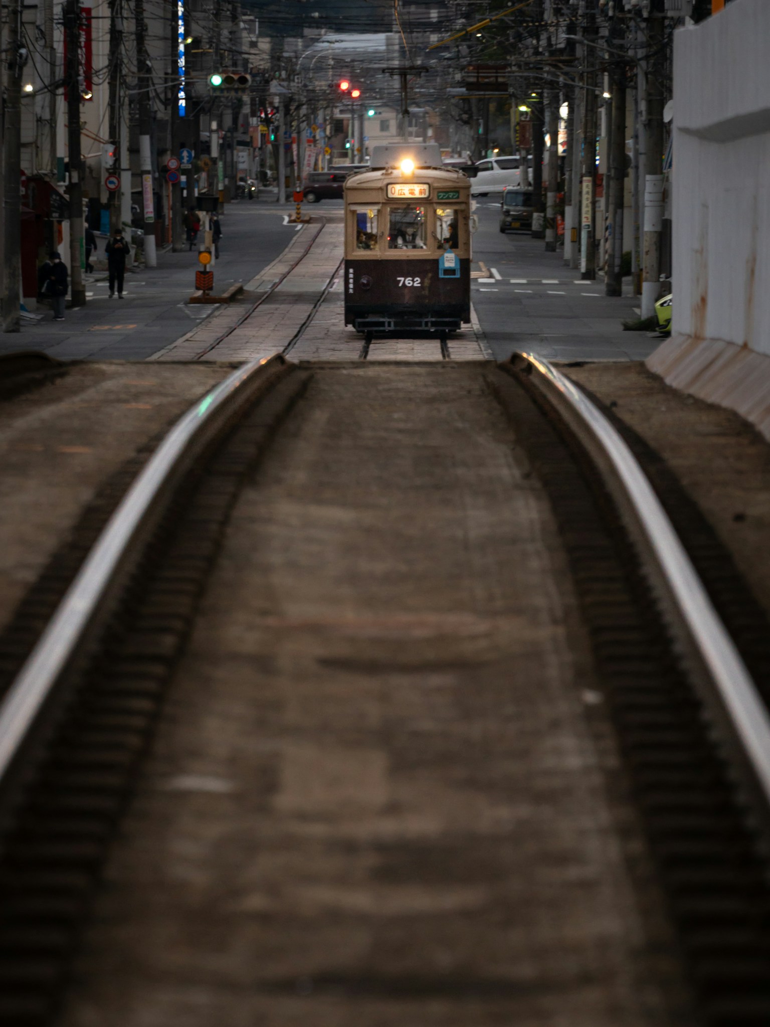 Tram rétro sur les rails de la ville la nuit