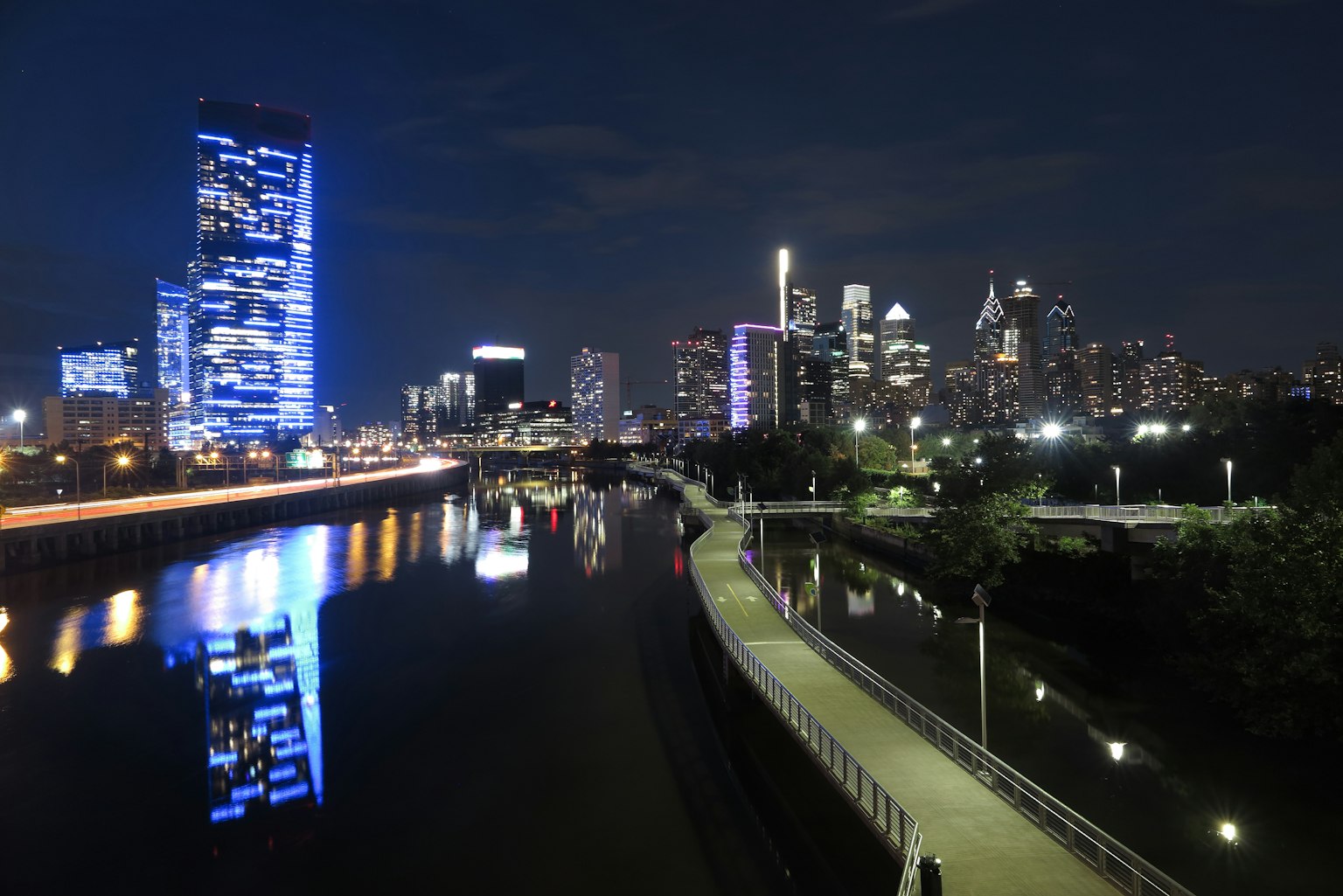Belle vue nocturne de la ligne d'horizon de Philadelphie se reflétant sur l'eau