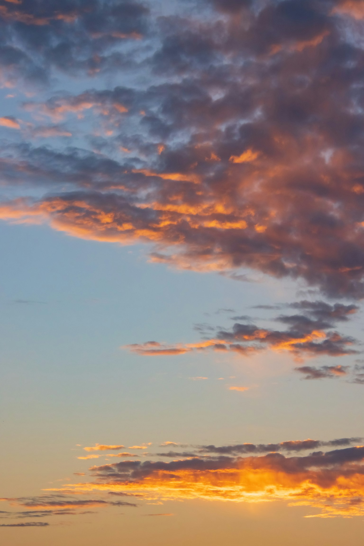五彩斑斓的夕阳天空与散布的云朵