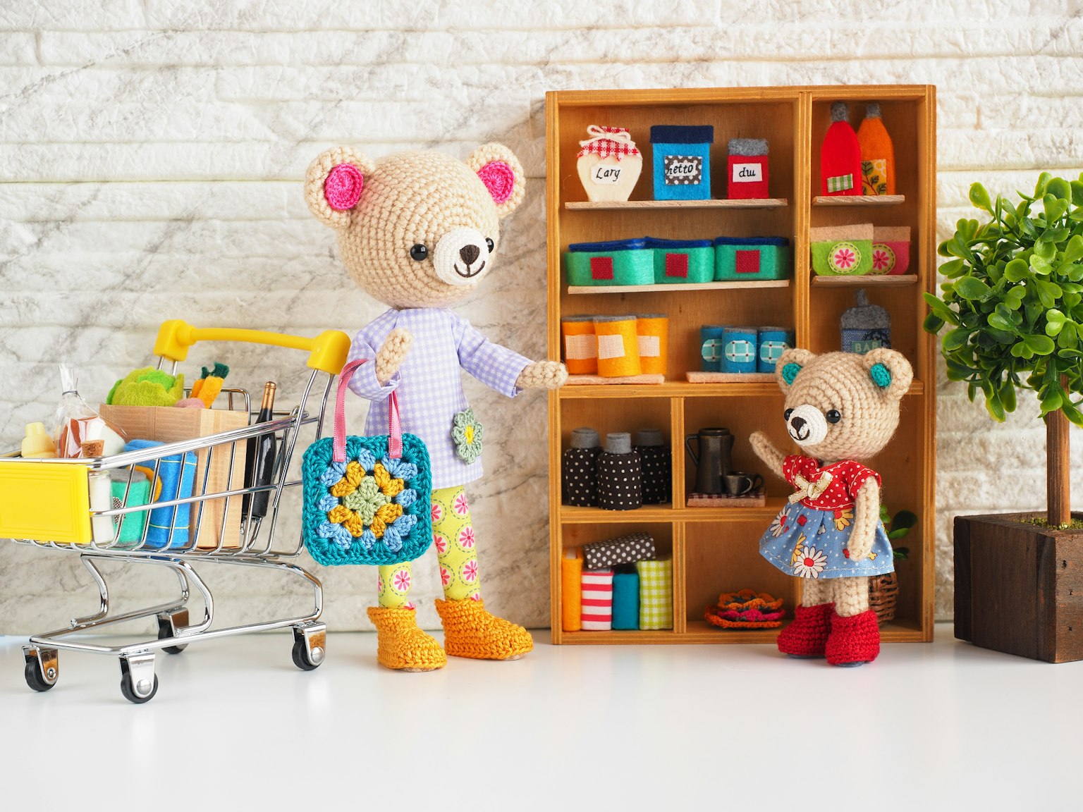 Dos personajes de ositos de peluche haciendo compras con una estantería colorida de artículos al fondo