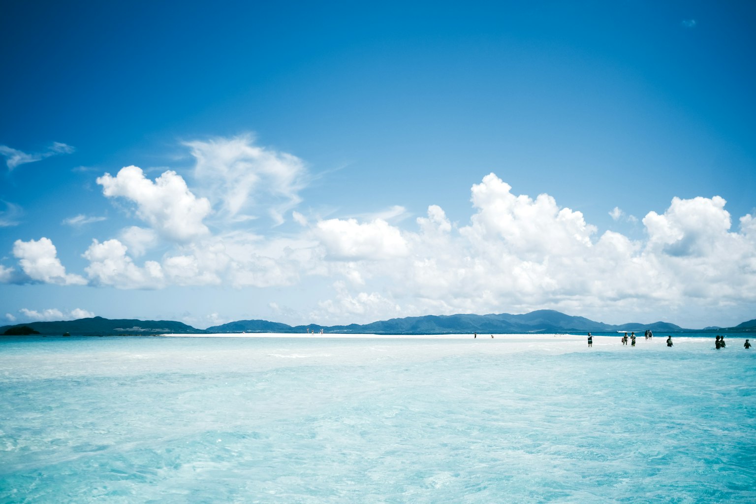 Bellissimo paesaggio marino con cielo blu e nuvole bianche
