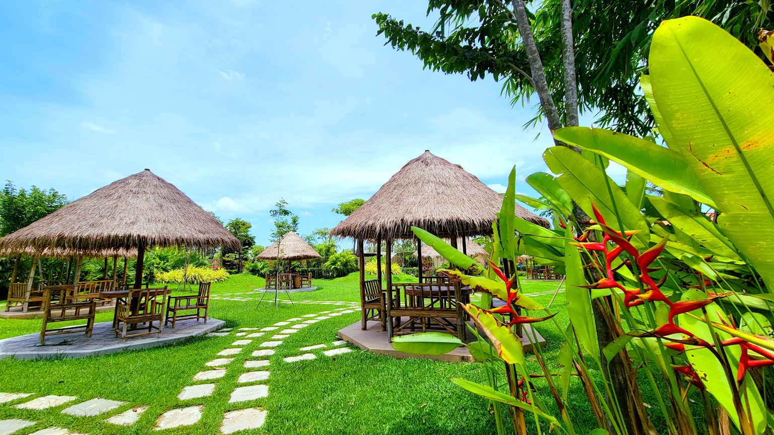 Nhà truyền thống Bali trong vườn xanh tươi với lối đi bằng đá