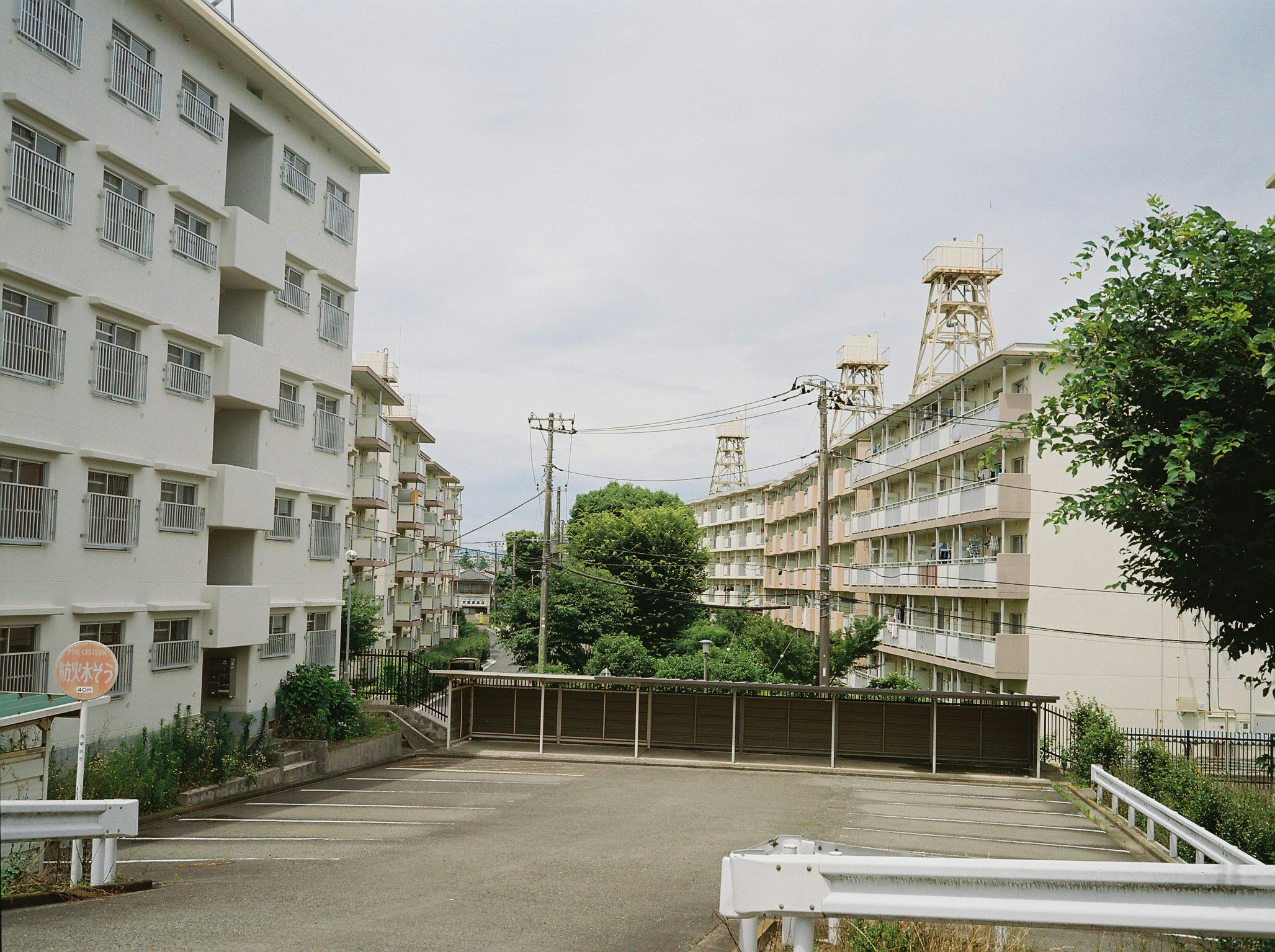 中庭に面した団地の建物と通路