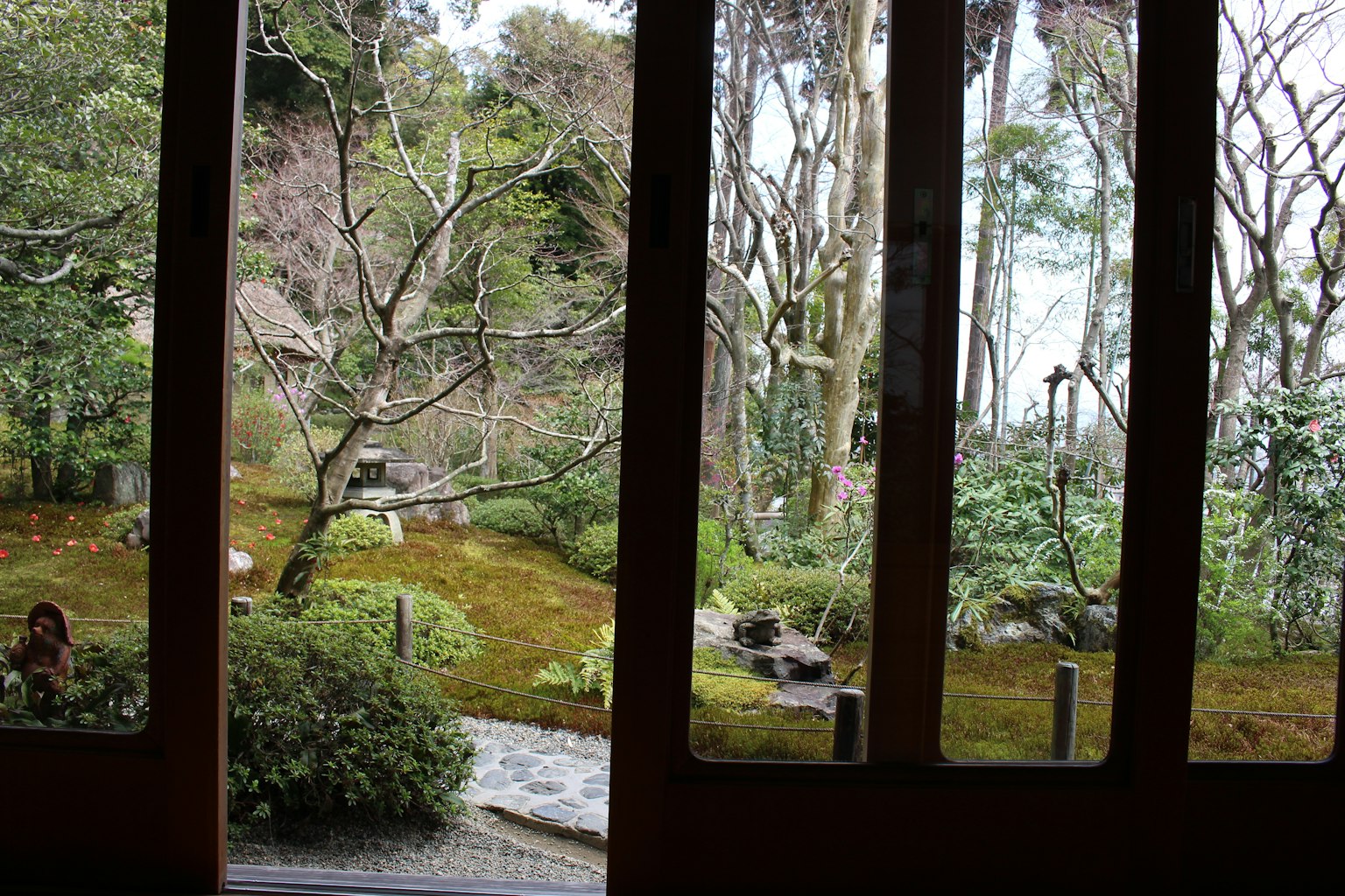 Vista de un jardín japonés sereno a través de una ventana