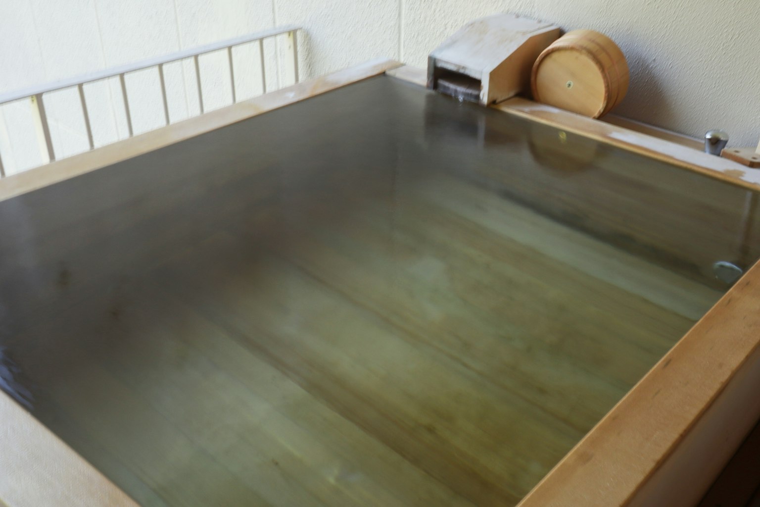 室內場景，木製浴缸和清水