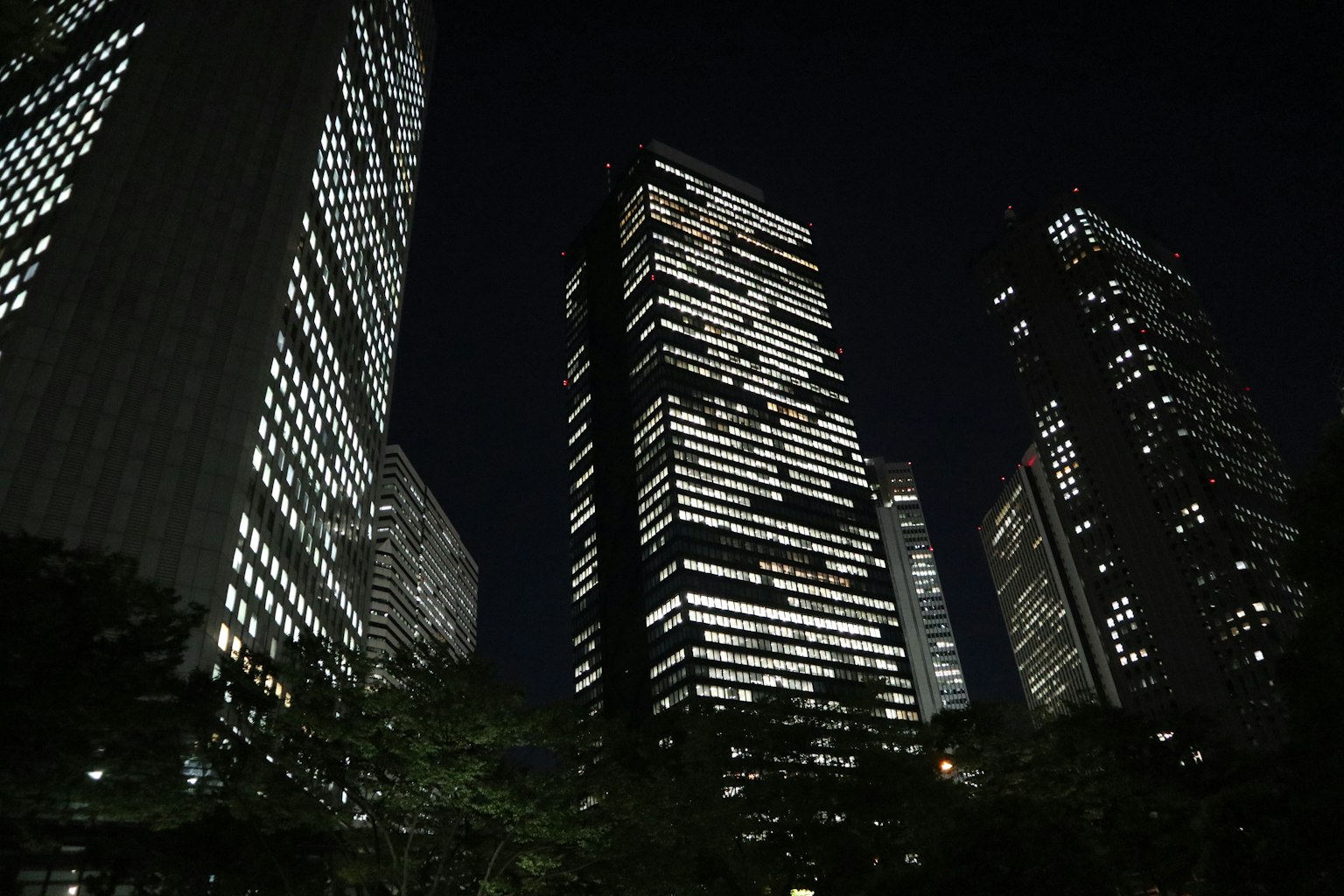 Stadt-Skyscraper bei Nacht beleuchtet von hellen Fenstern