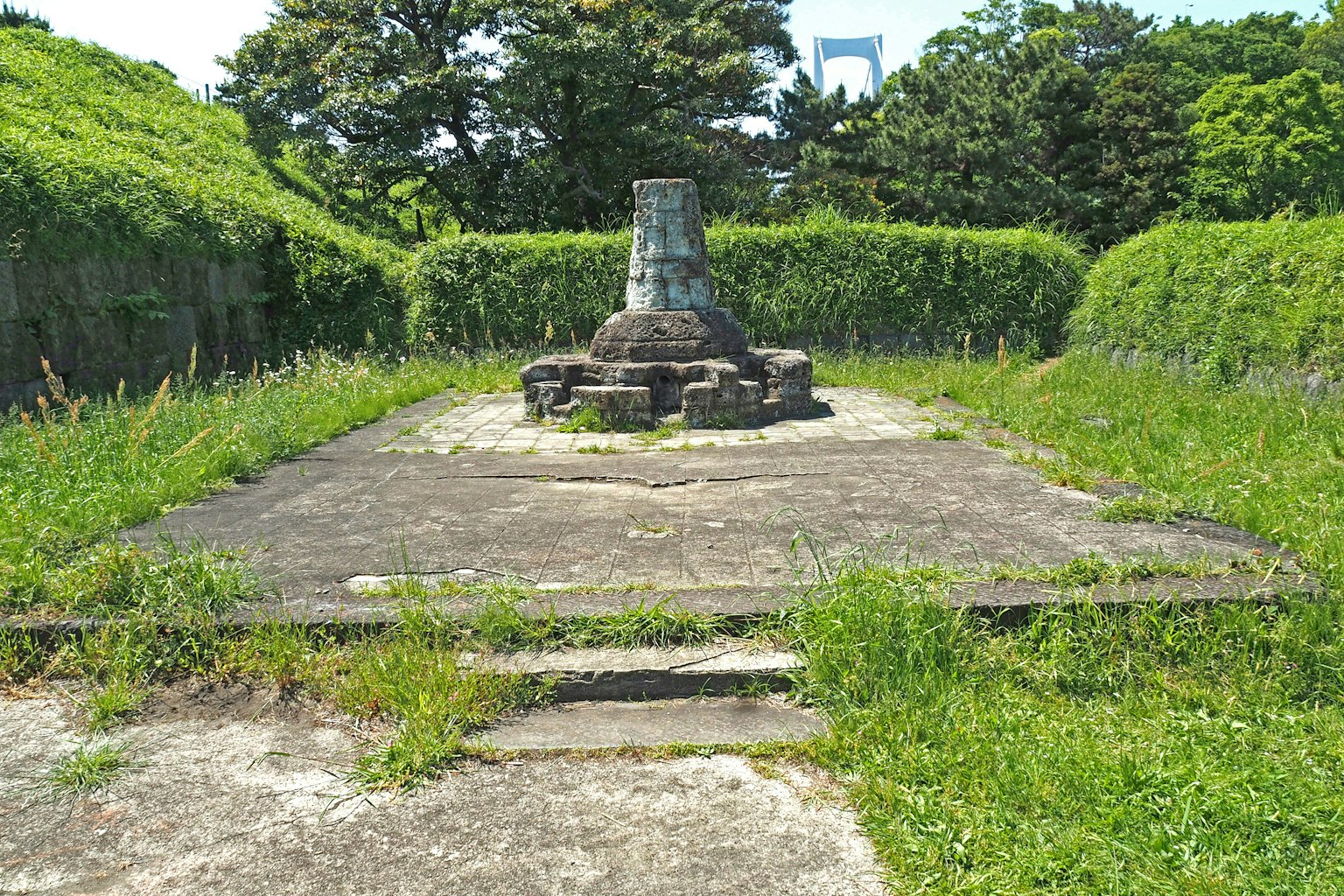 Rovine di una vecchia struttura in pietra circondata da erba
