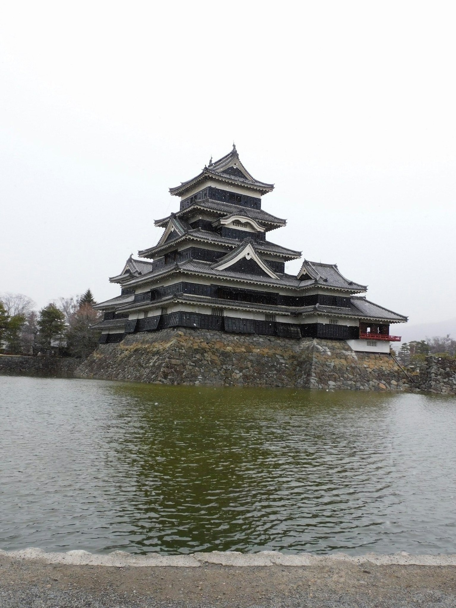 松本城的美丽建筑及周围水域