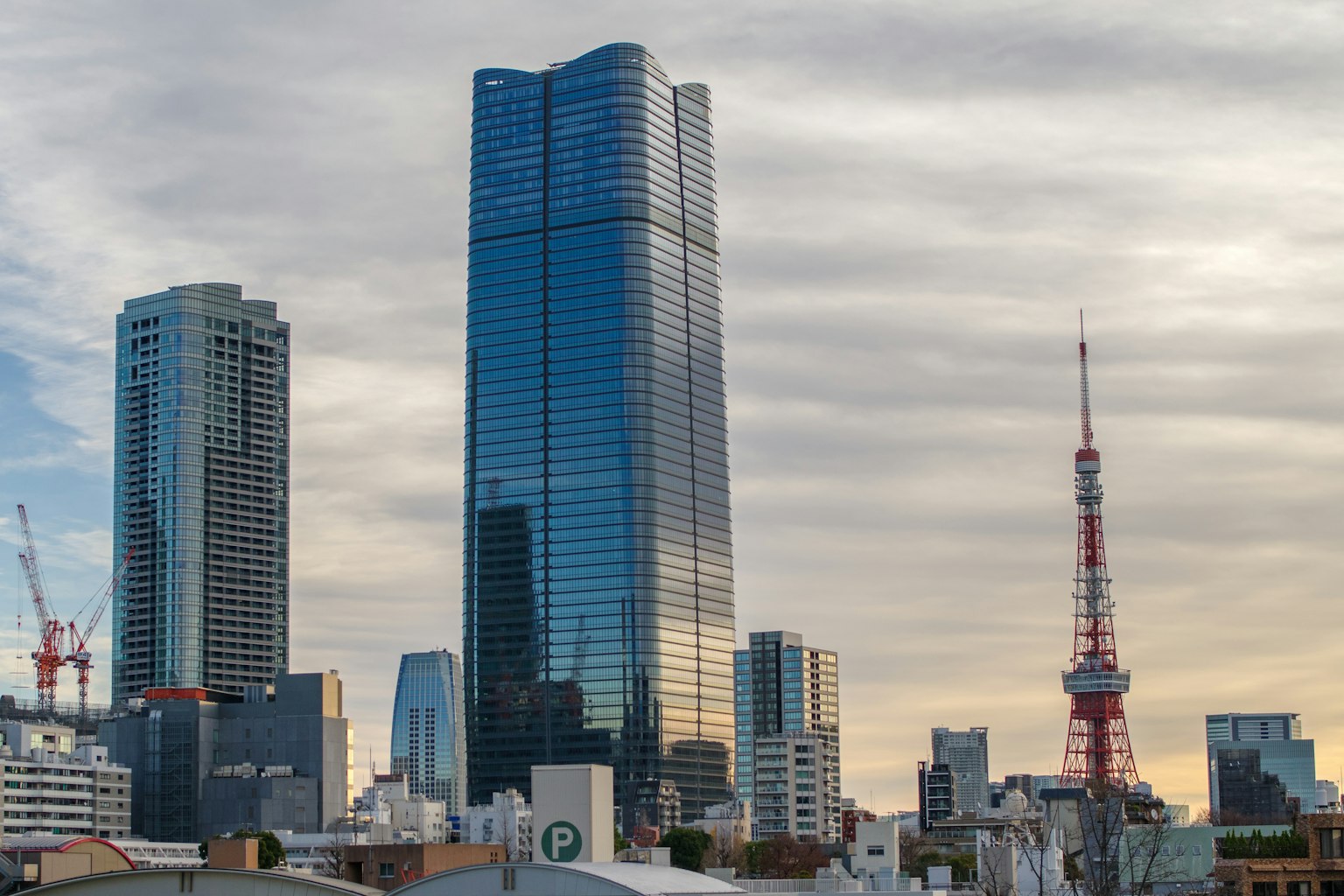 Cảnh quan thành phố với các tòa nhà chọc trời và Tháp Tokyo ở Tokyo