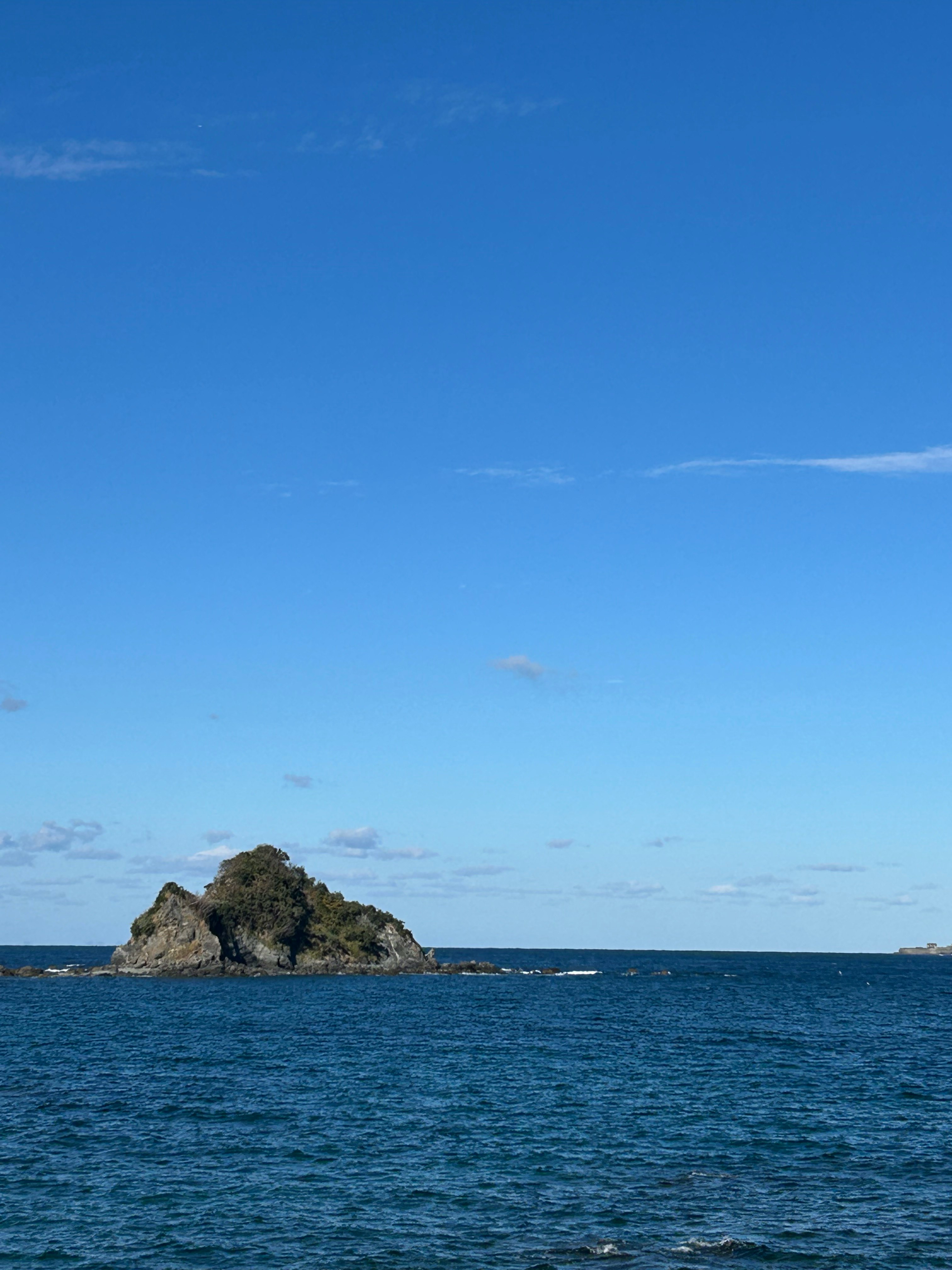 海上に浮かぶ岩と小島のある冬の風景