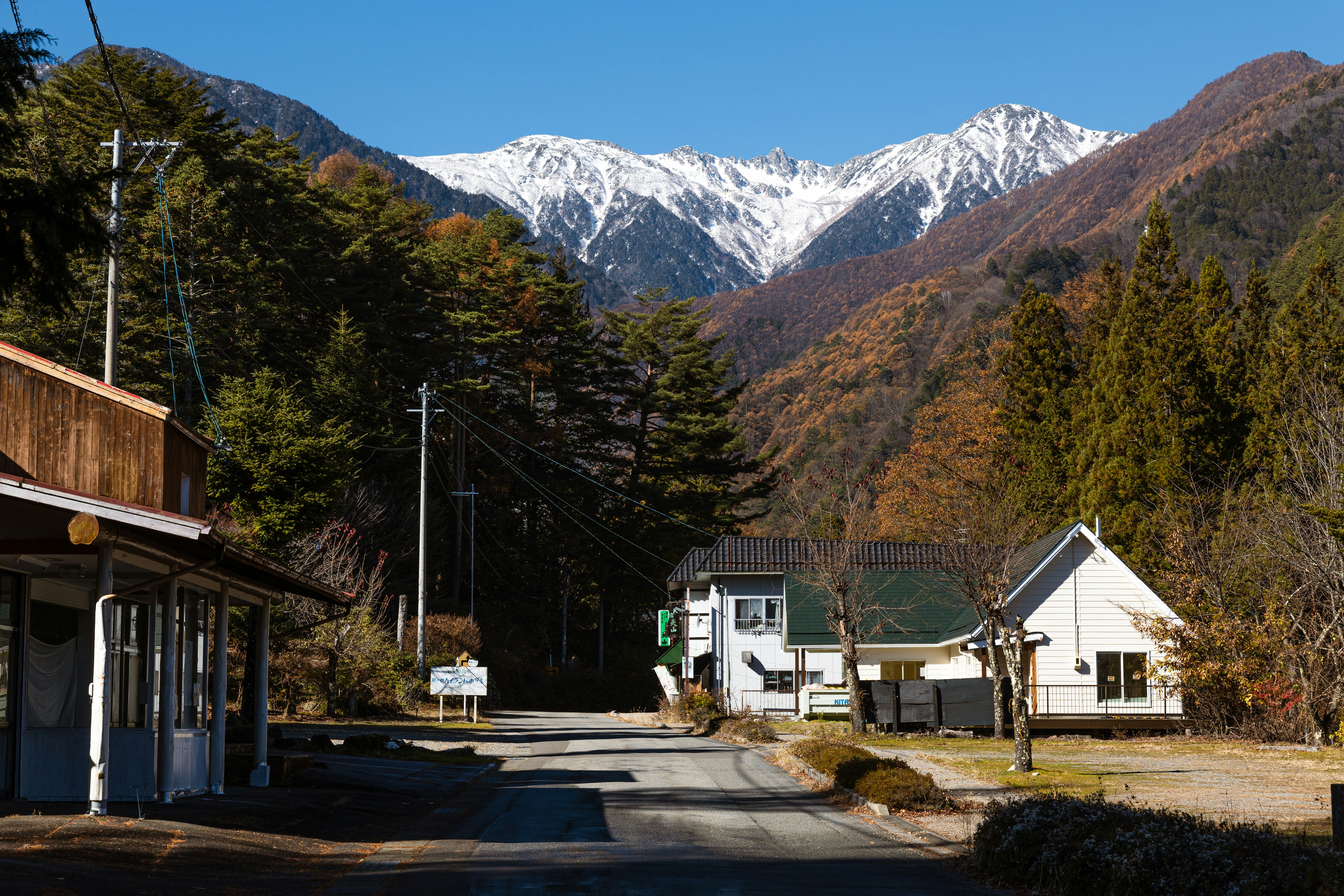 群山山谷里的村庄房屋与道路景象