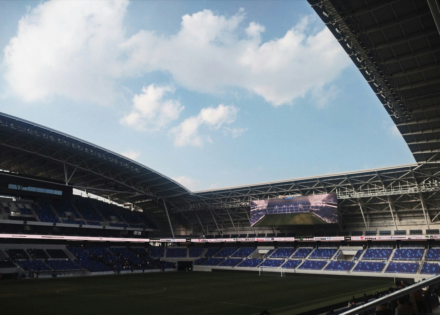Innenansicht eines Stadions mit blauem Himmel