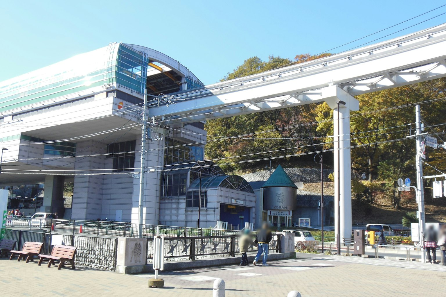 Moderne Monorail-Station mit umliegender Landschaft