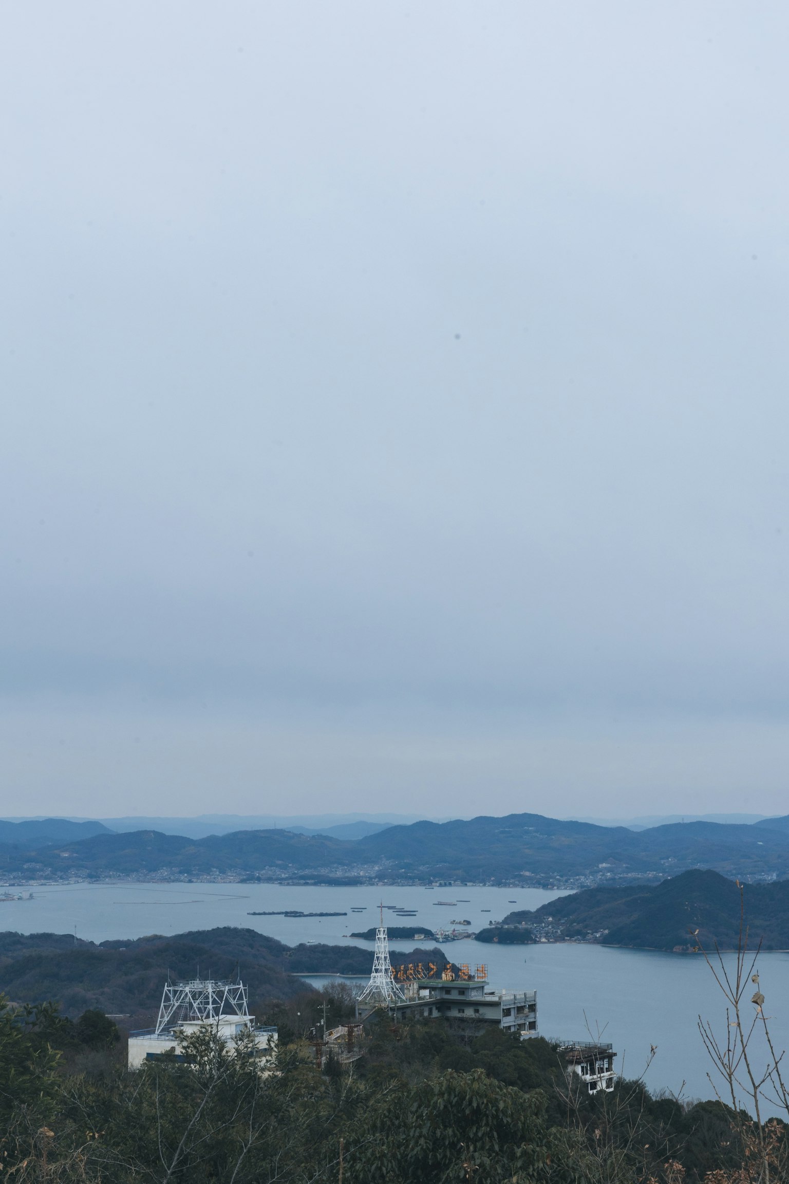 Paysage calme avec la mer et les montagnes en arrière-plan