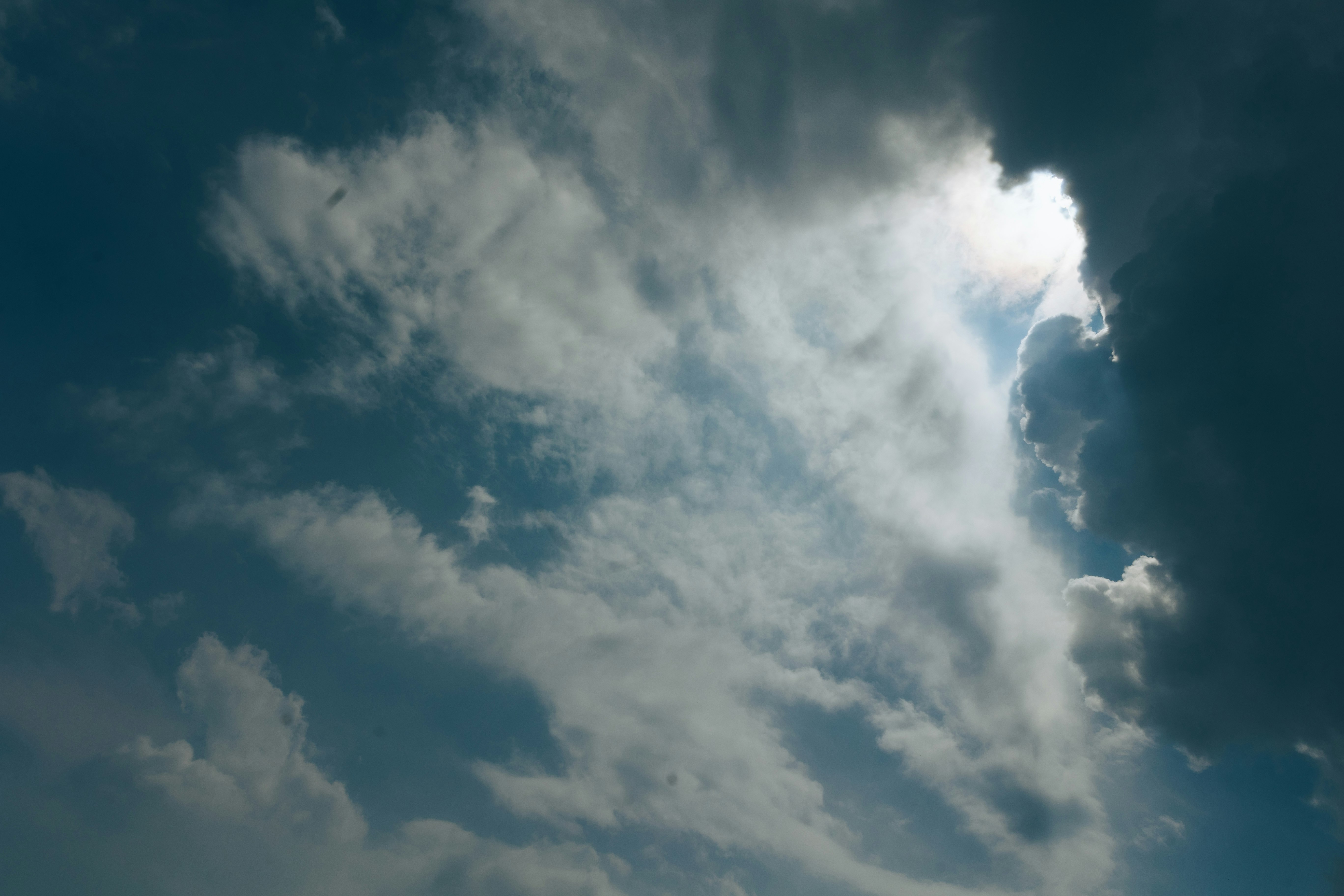 青空に浮かぶ雲の広がる空