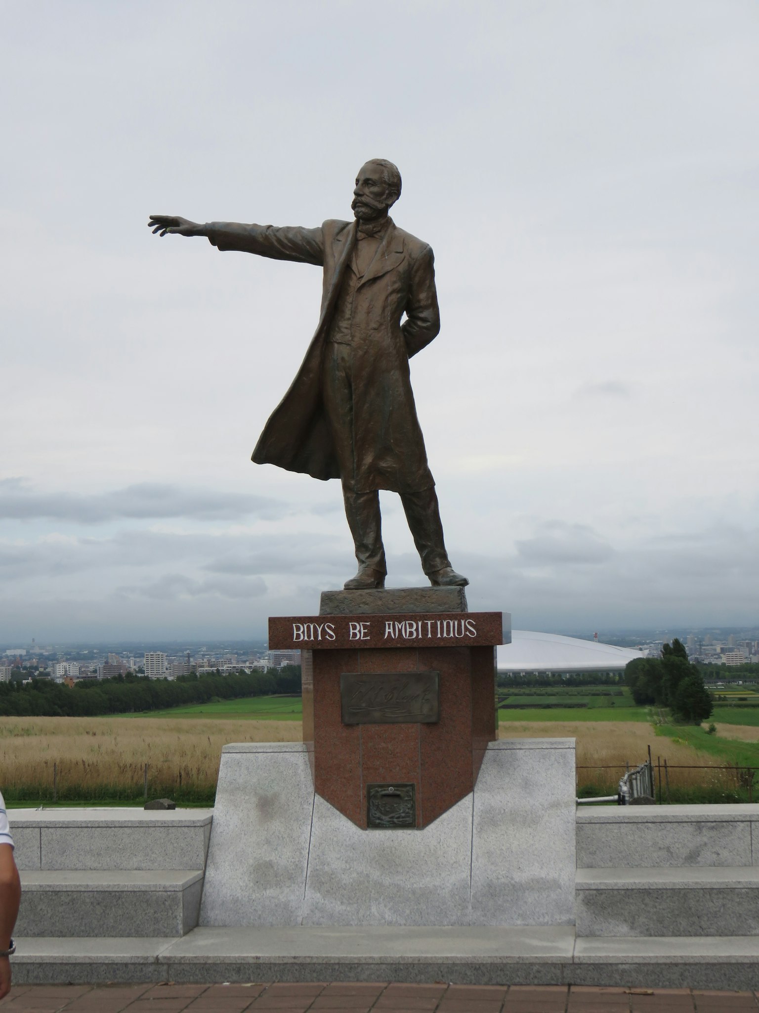 Statue en bronze de Lénine se tenant avec le bras tendu