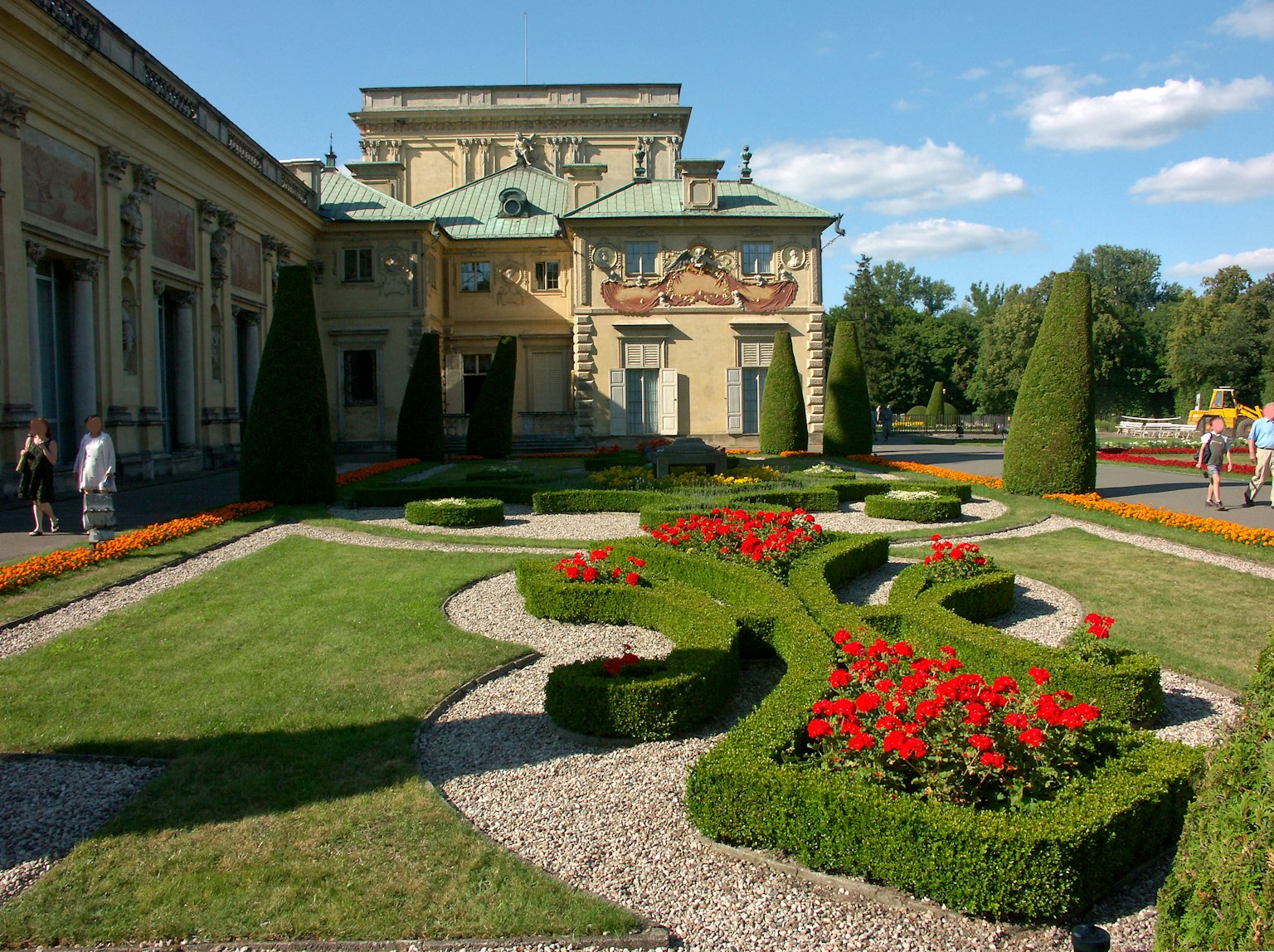 Vista panoramica di un edificio storico circondato da un giardino ben curato
