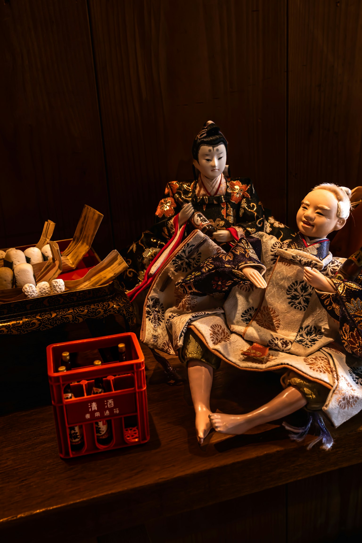 Poupées japonaises traditionnelles exposées sur une étagère avec des détails complexes