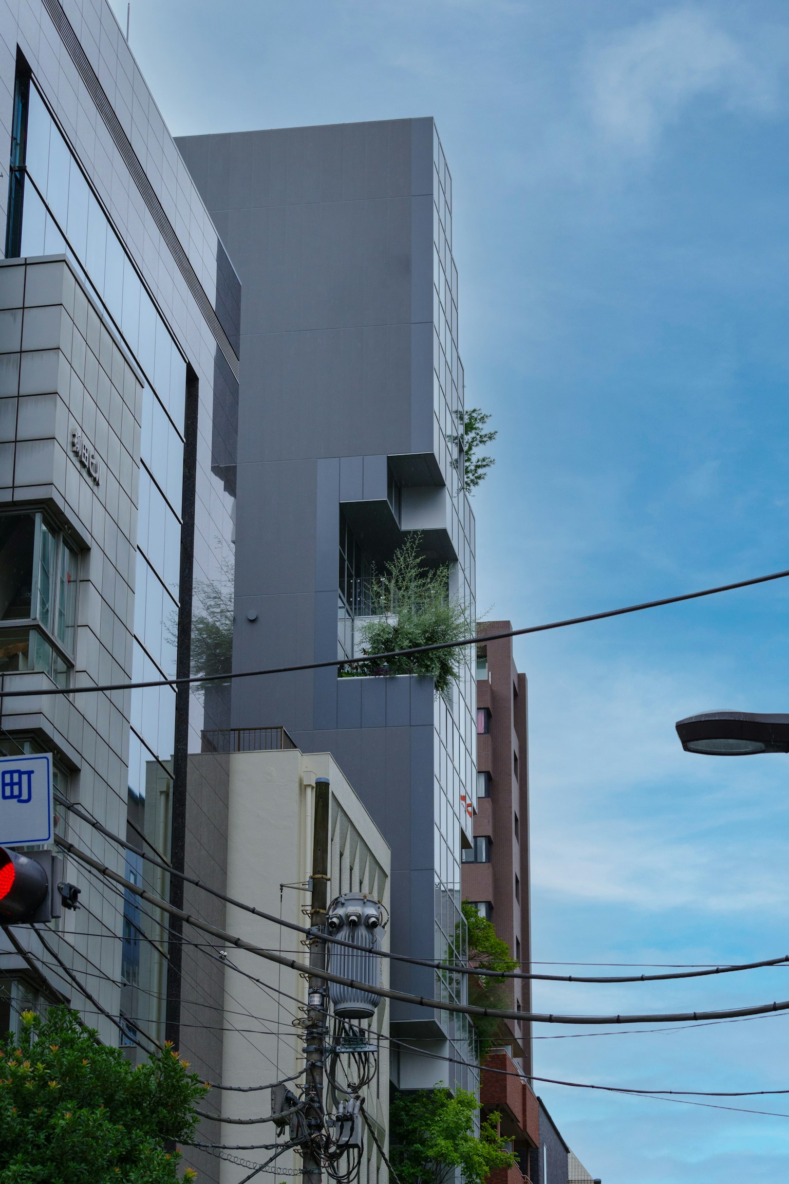 อาคารทันสมัยที่มีพืชสีเขียวบนระเบียง