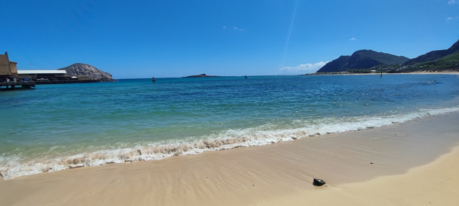 美麗的海灘景色，藍色海洋和白色沙灘