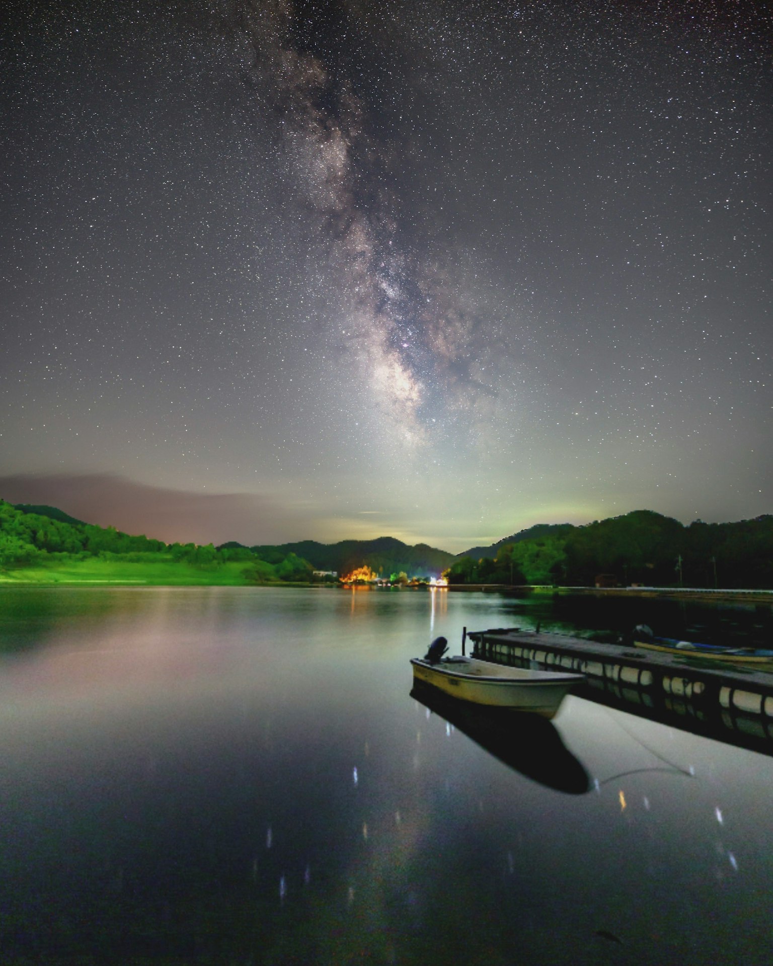 宁静湖面上壮观的银河和山脉的美景