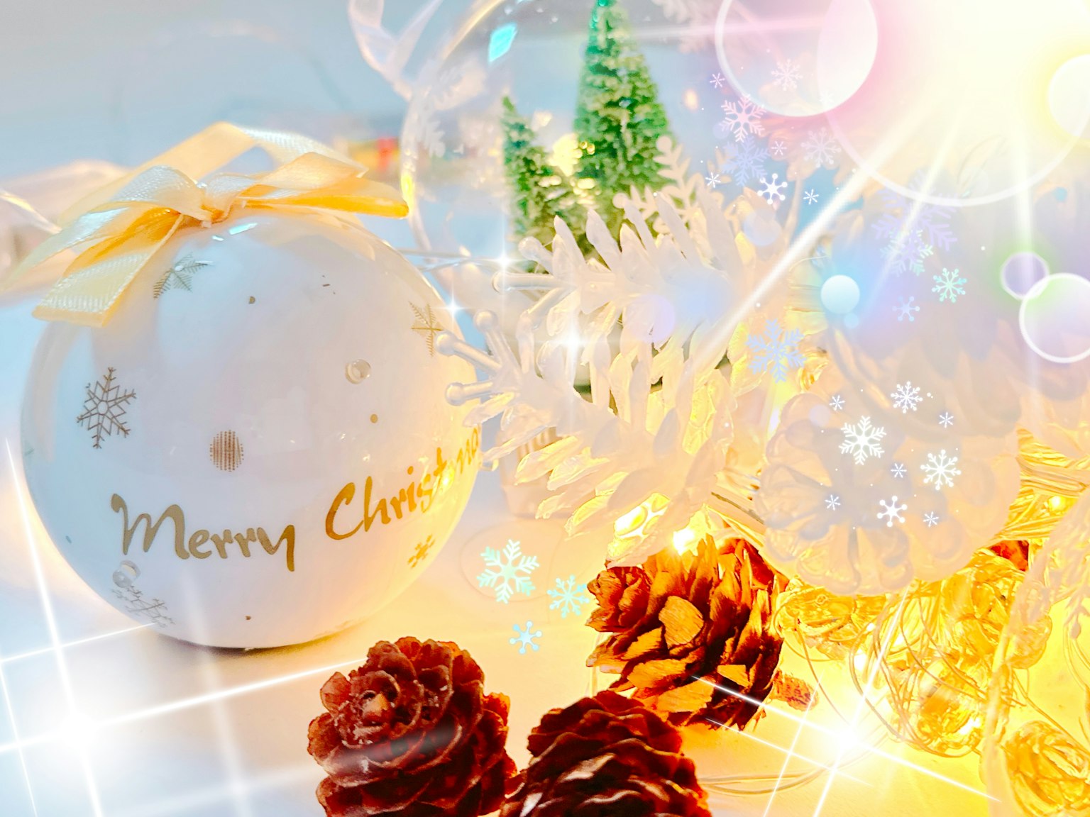 Adorno navideño con texto Feliz Navidad y piñas en un fondo brillante