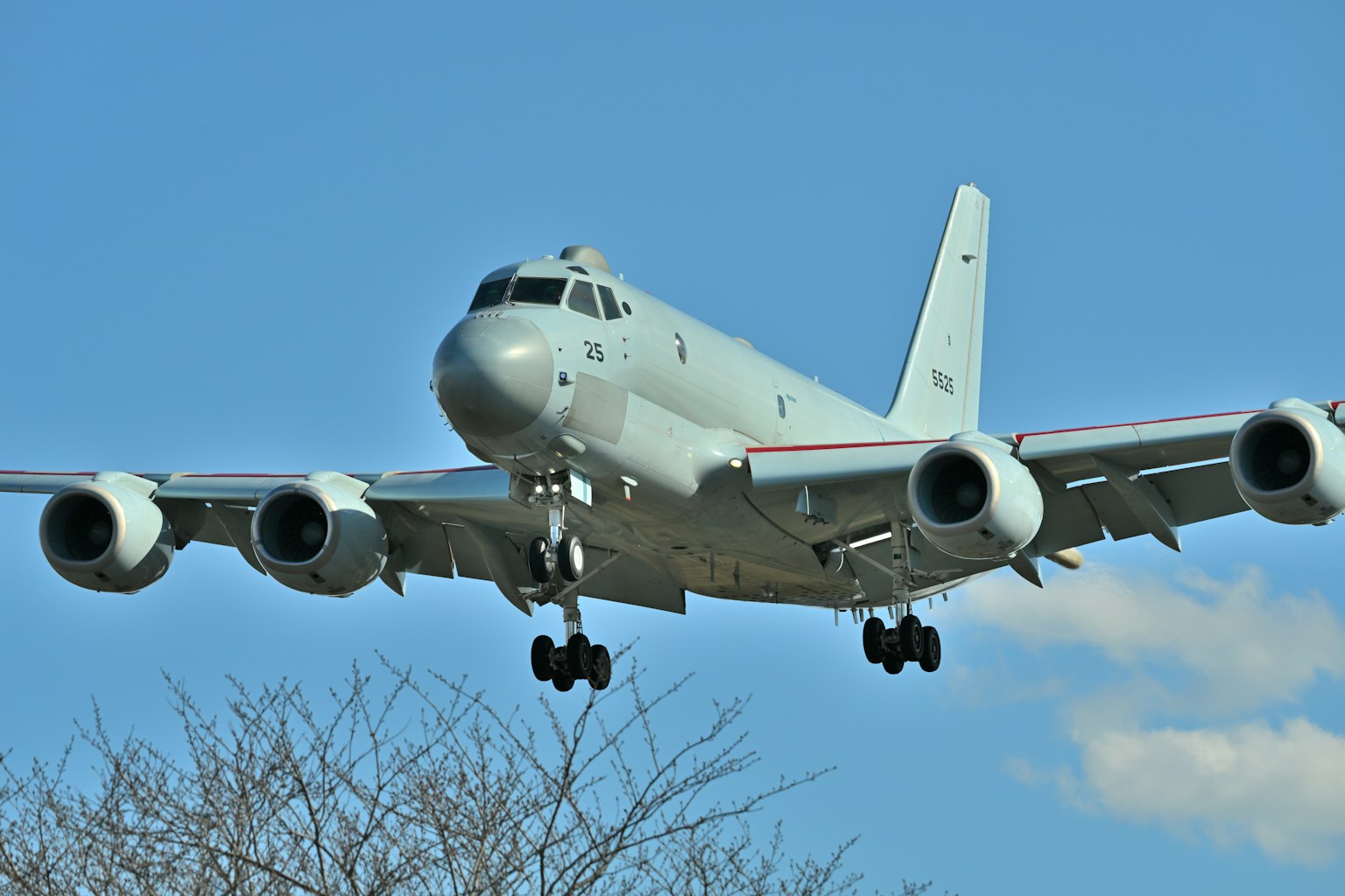 Avión militar en aproximación para aterrizar
