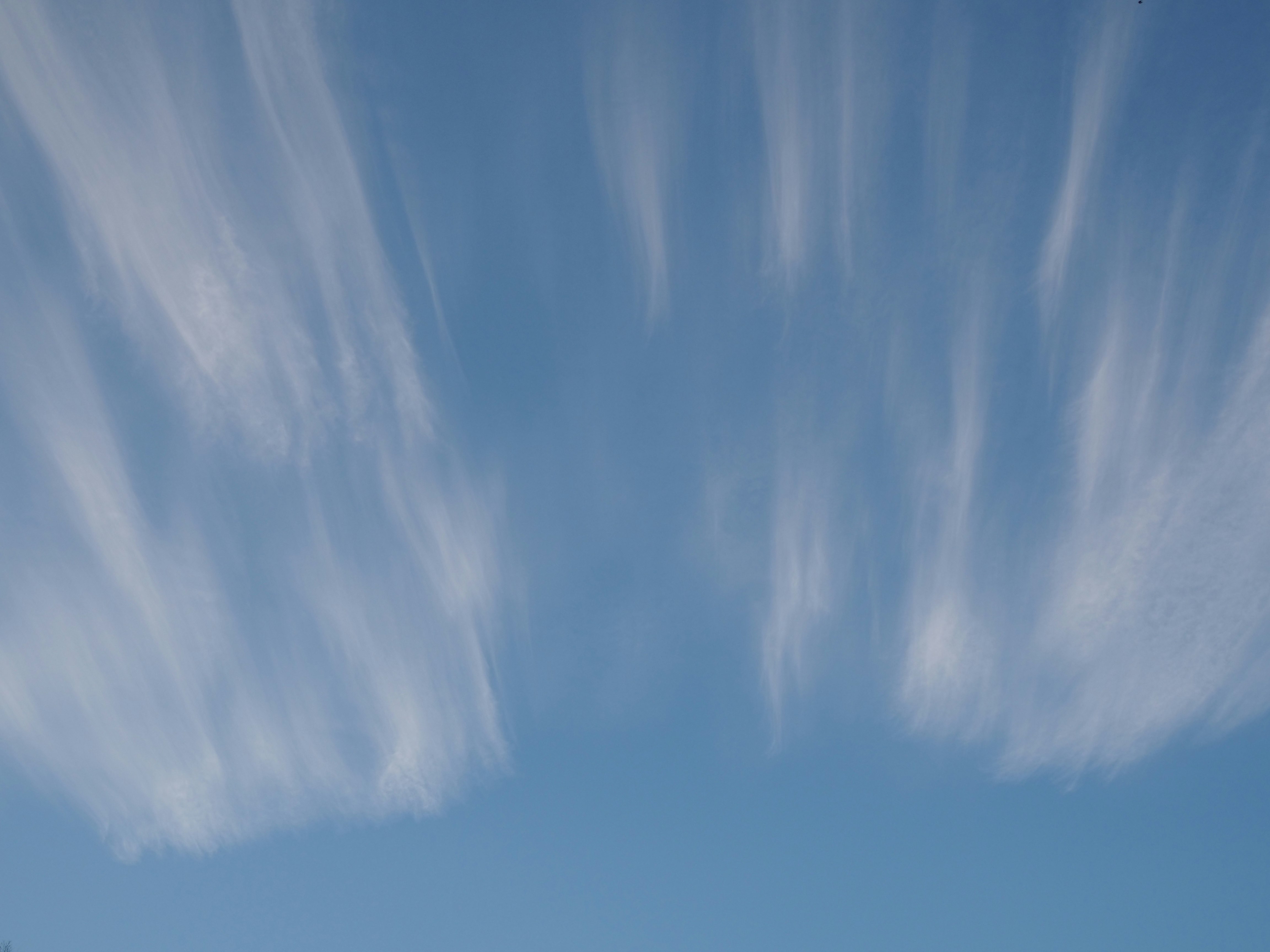 青空に広がる雲の流れ