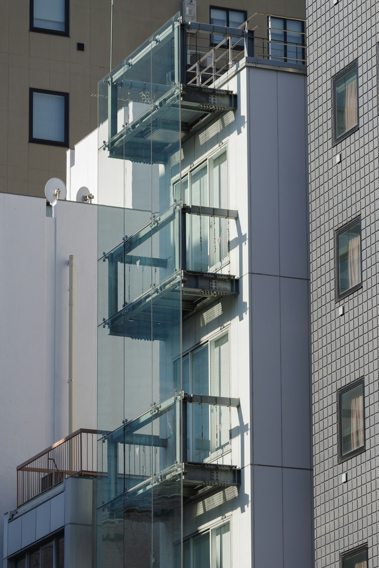 Esterno moderno di un edificio con balconi in vetro