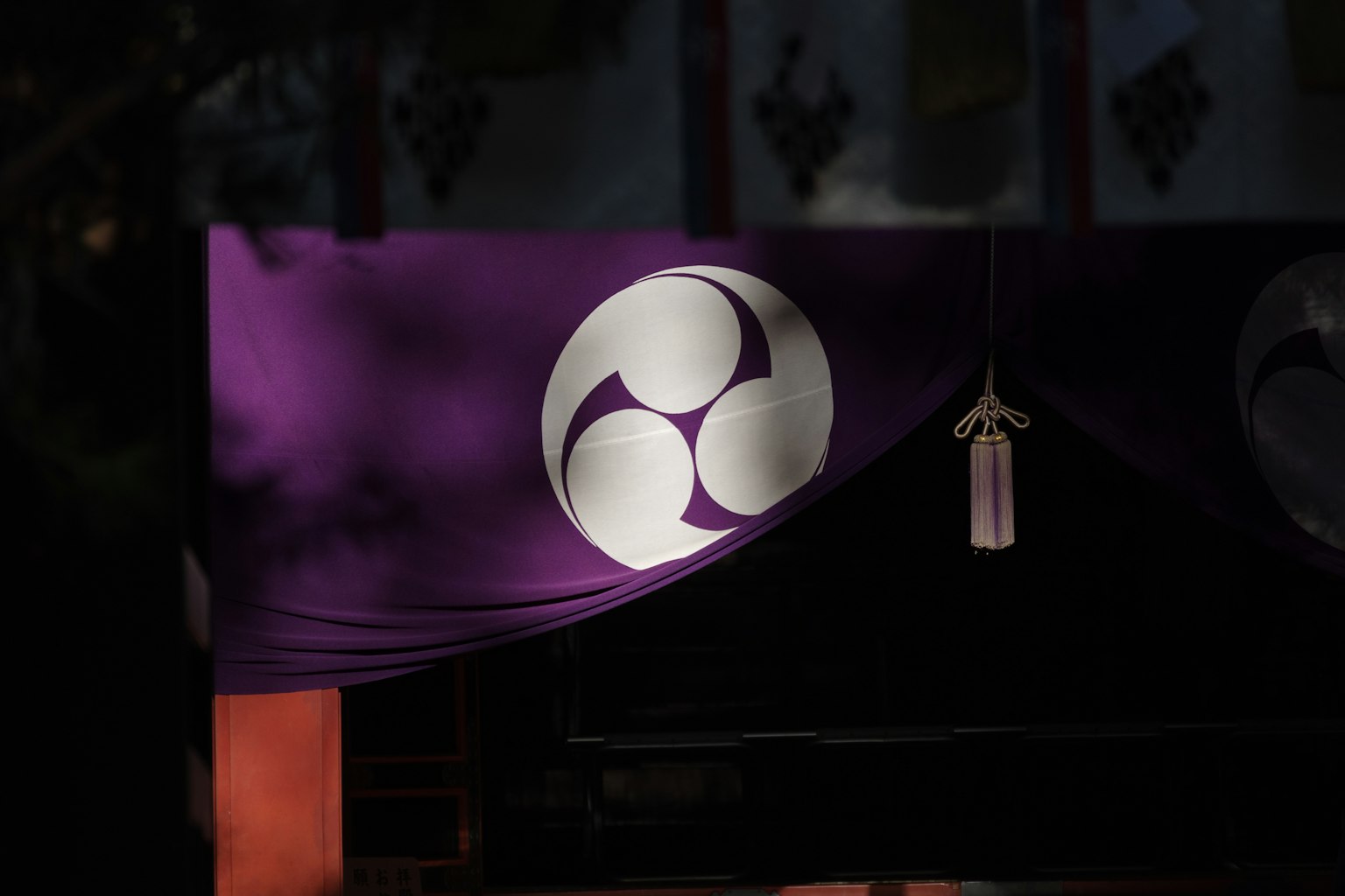 Décoration japonaise traditionnelle avec un tissu violet et un emblème blanc
